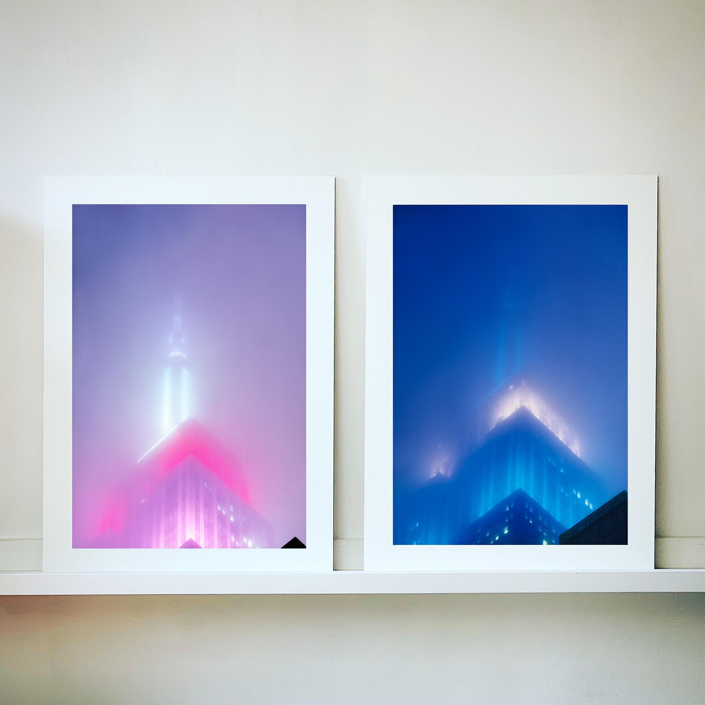 Una nuova opera d'arte di Richard Heeps che raffigura l'iconico Empire State Building nella nebbia. Fotografata a New York nel 2017, l'ha appena eseguita nella sua camera oscura, stampandola nel febbraio 2019.
Questa opera d'arte fa parte del