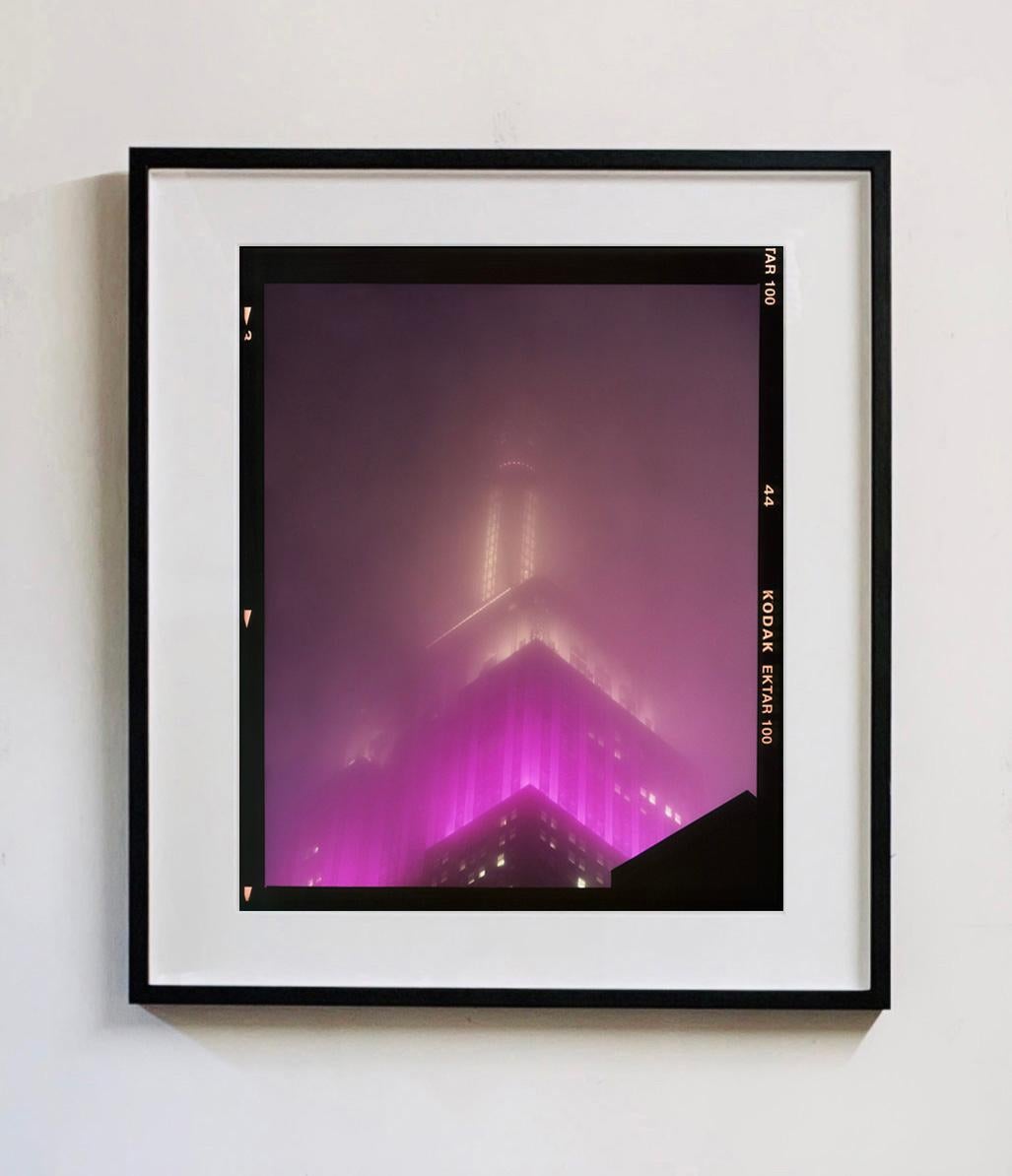 NOMAD IX (Filmrebate), New York – Konzeptionelle architektonische Farbfotografie – Print von Richard Heeps