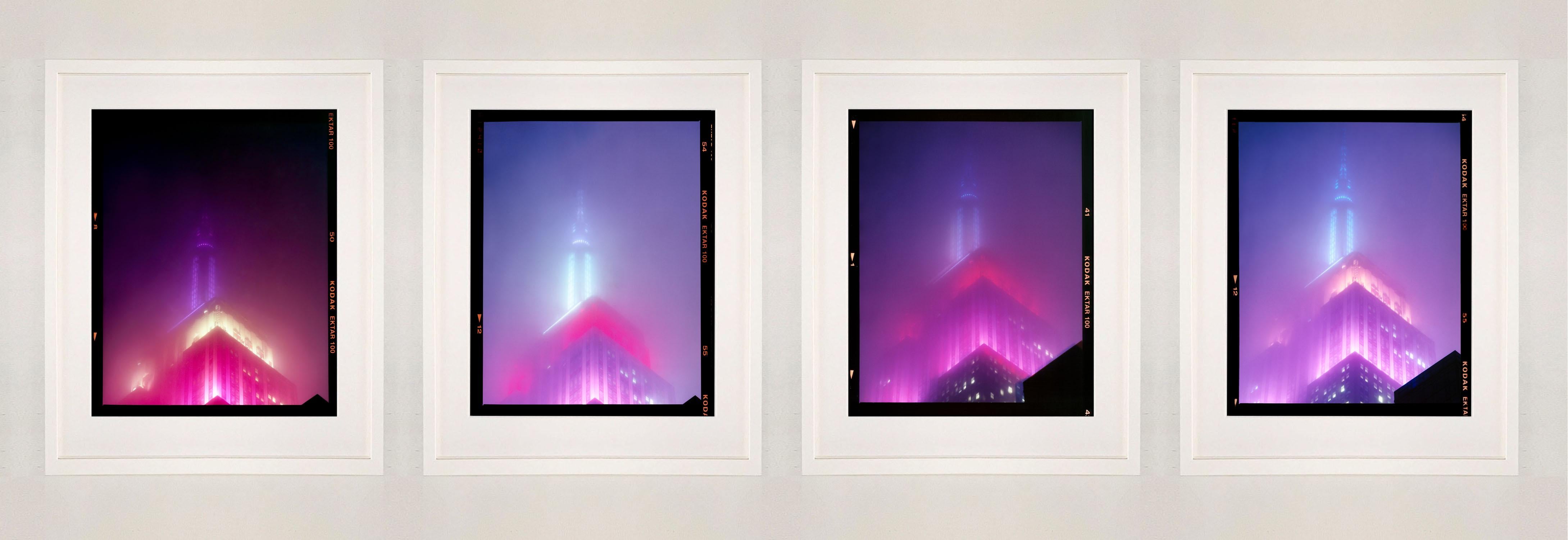 NOMAD, New York - Quattro fotografie Pop Art viola incorniciate - Print Viola di Richard Heeps