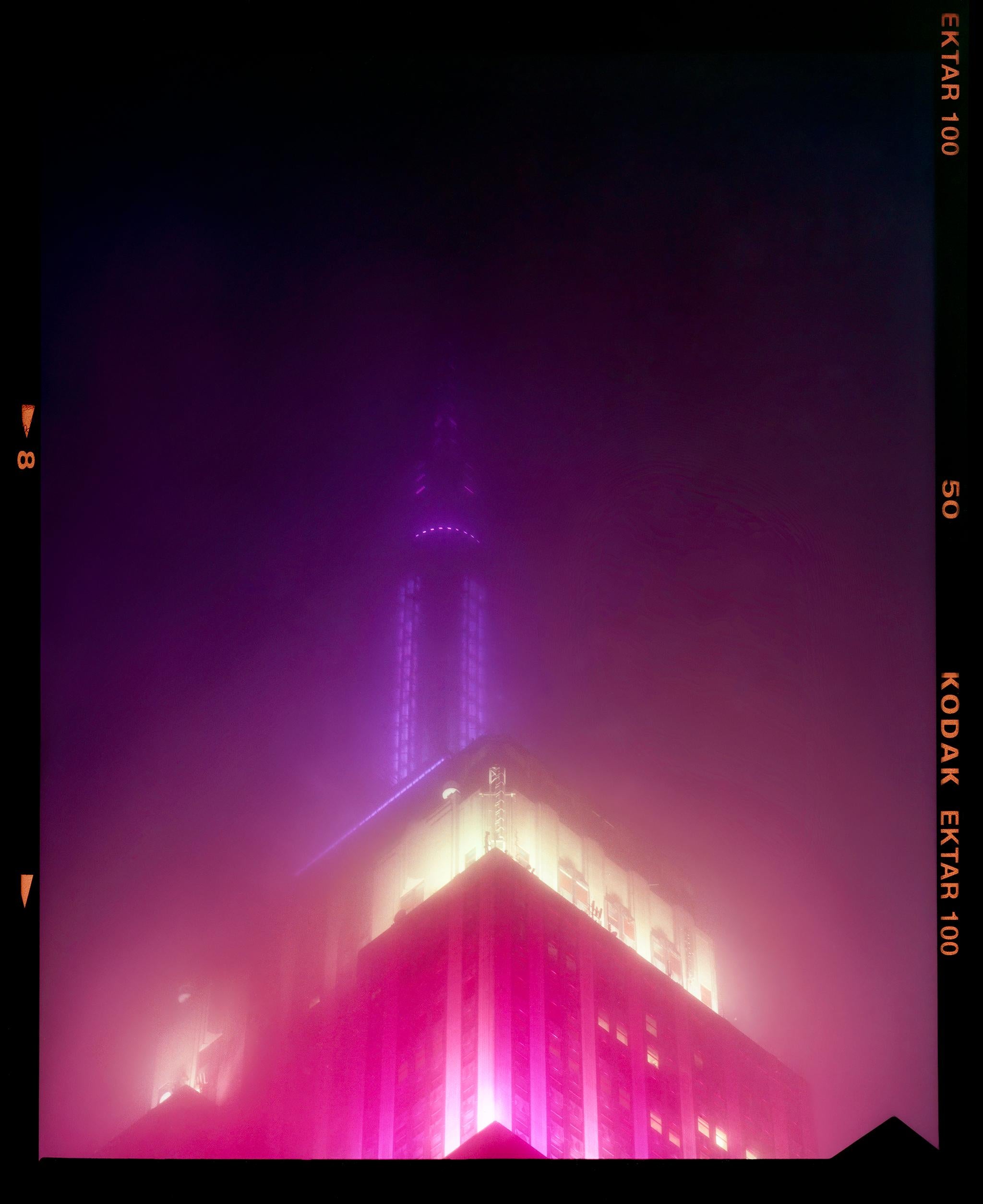 NOMAD, New York, set di quattro fotografie a colori di architettura americana incorniciate di Richard Heeps.
Richard Heeps ha fotografato l'iconico Empire State Building nella nebbia. La sequenza di fotografie NOMAD cattura l'architettura art deco