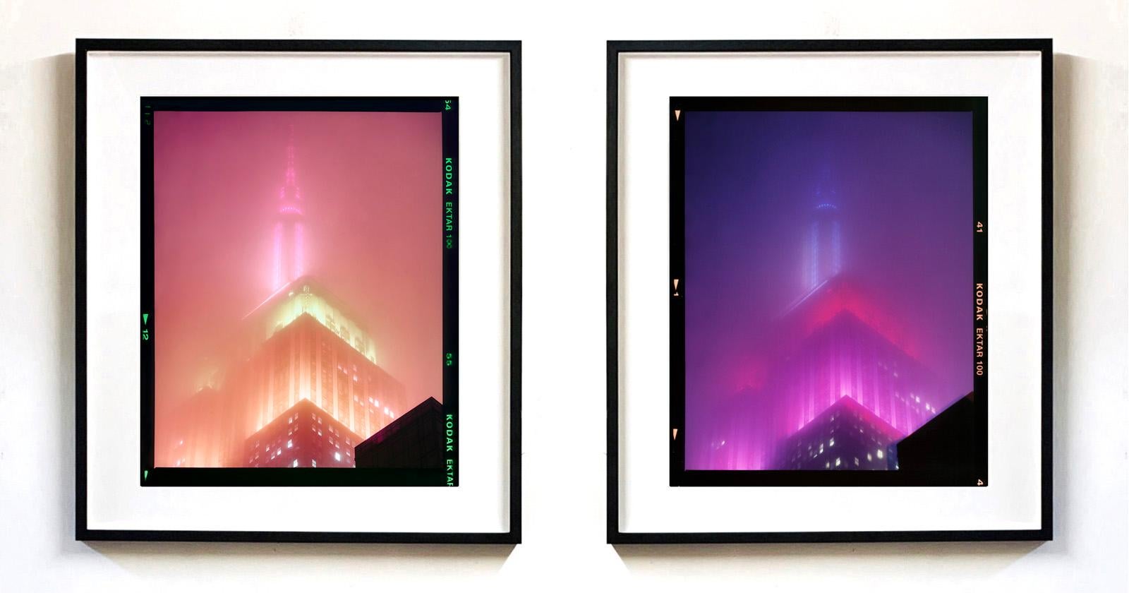 NOMAD, New York, Farbfotografien amerikanischer Architektur von Richard Heeps.
Richard Heeps hat das ikonische Empire State Building im Nebel fotografiert. Die NOMAD-Fotoserie fängt die von wechselnden Farben beleuchtete Art-Déco-Architektur ein und