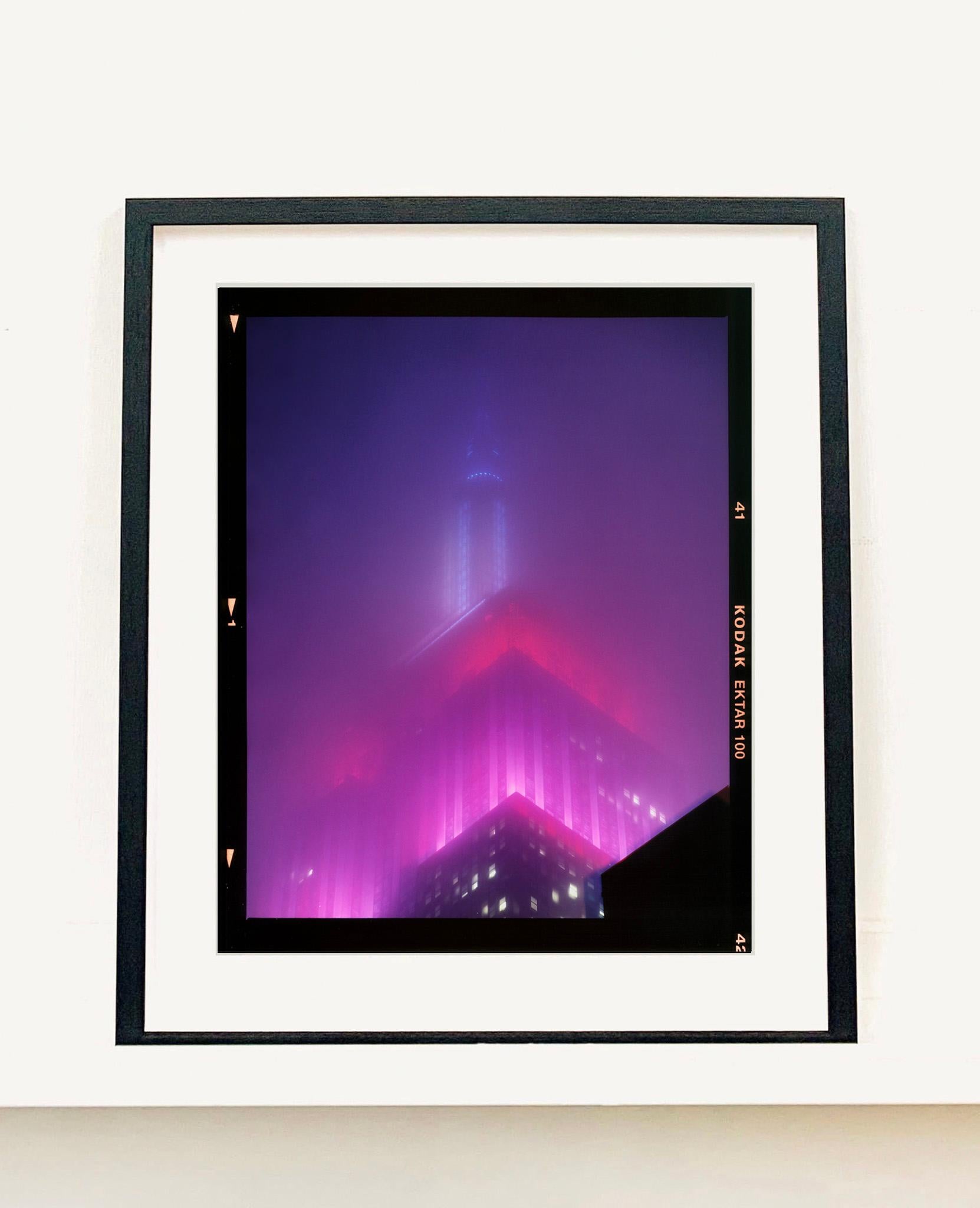 NOMAD V (Film Rebate), Nueva York - Fotografía arquitectónica conceptual en color - Photograph de Richard Heeps