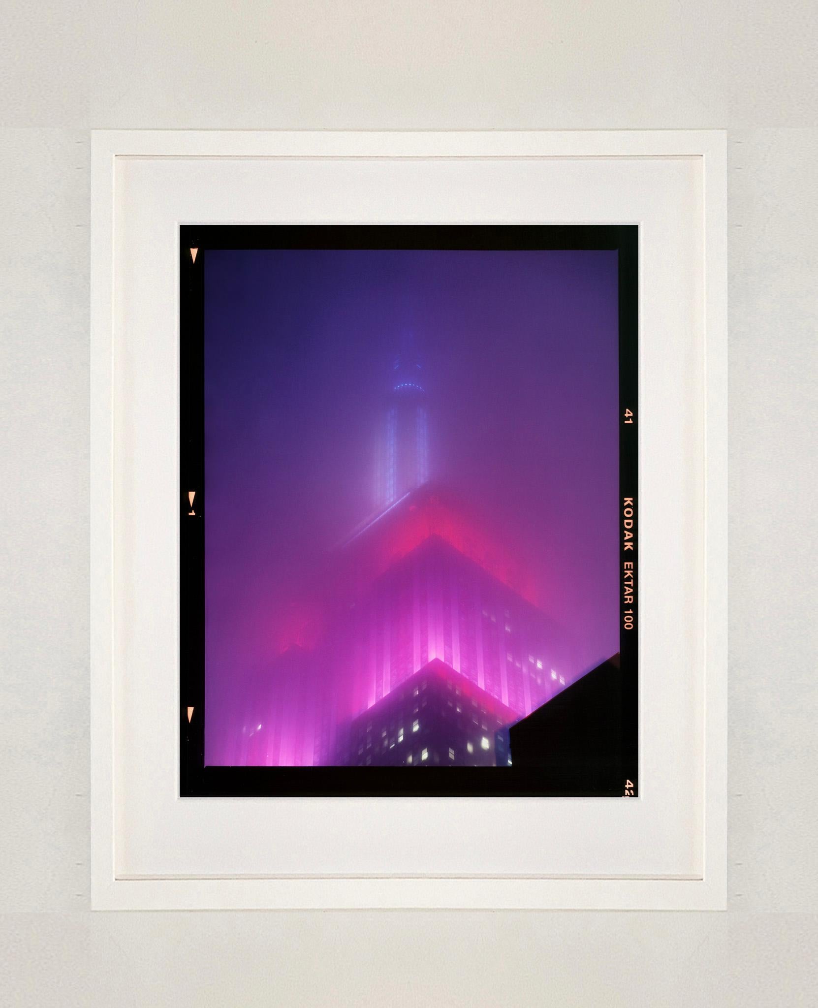 NOMAD V (Film Rebate), Nueva York - Fotografía arquitectónica conceptual en color - Photograph Contemporáneo de Richard Heeps