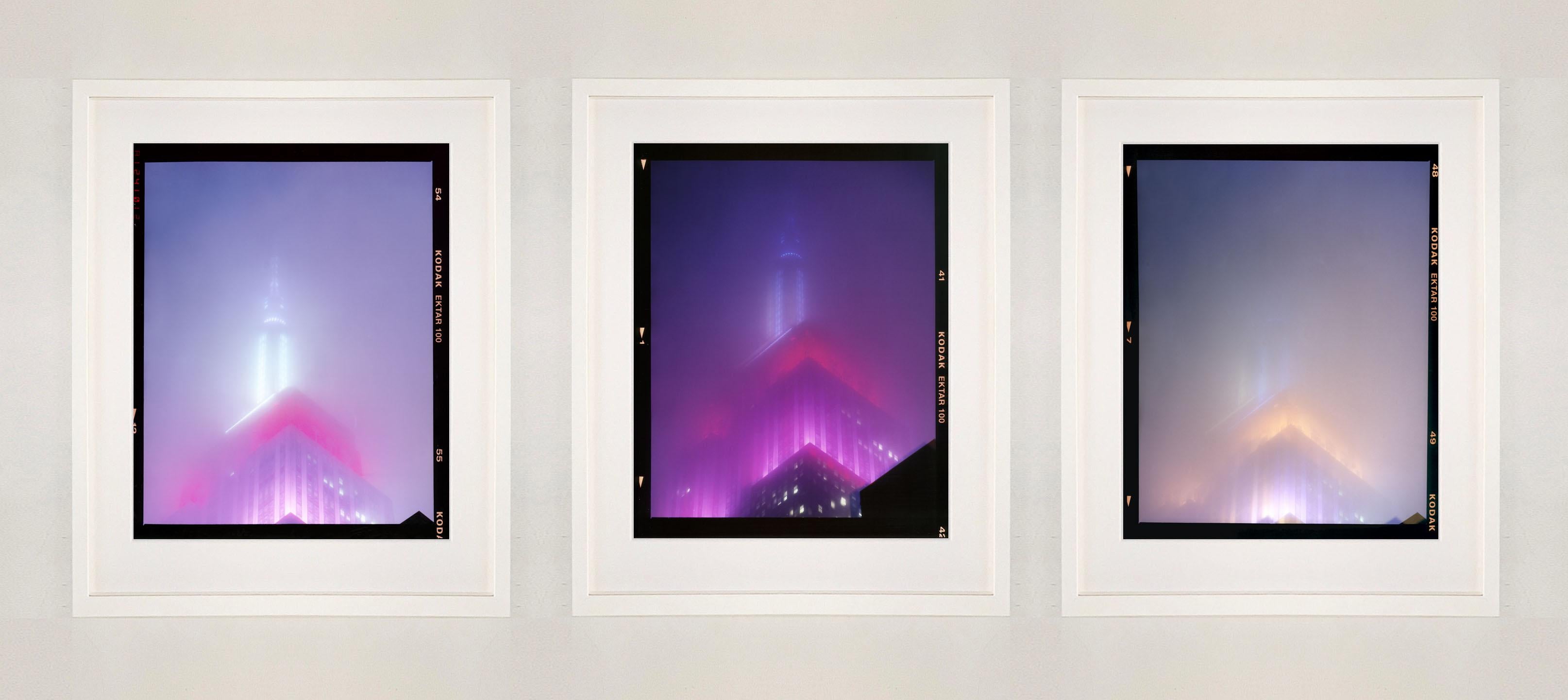 NOMAD V (Rebate cinématographique), New York - Photographie architecturale en couleur conceptuelle - Violet Print par Richard Heeps