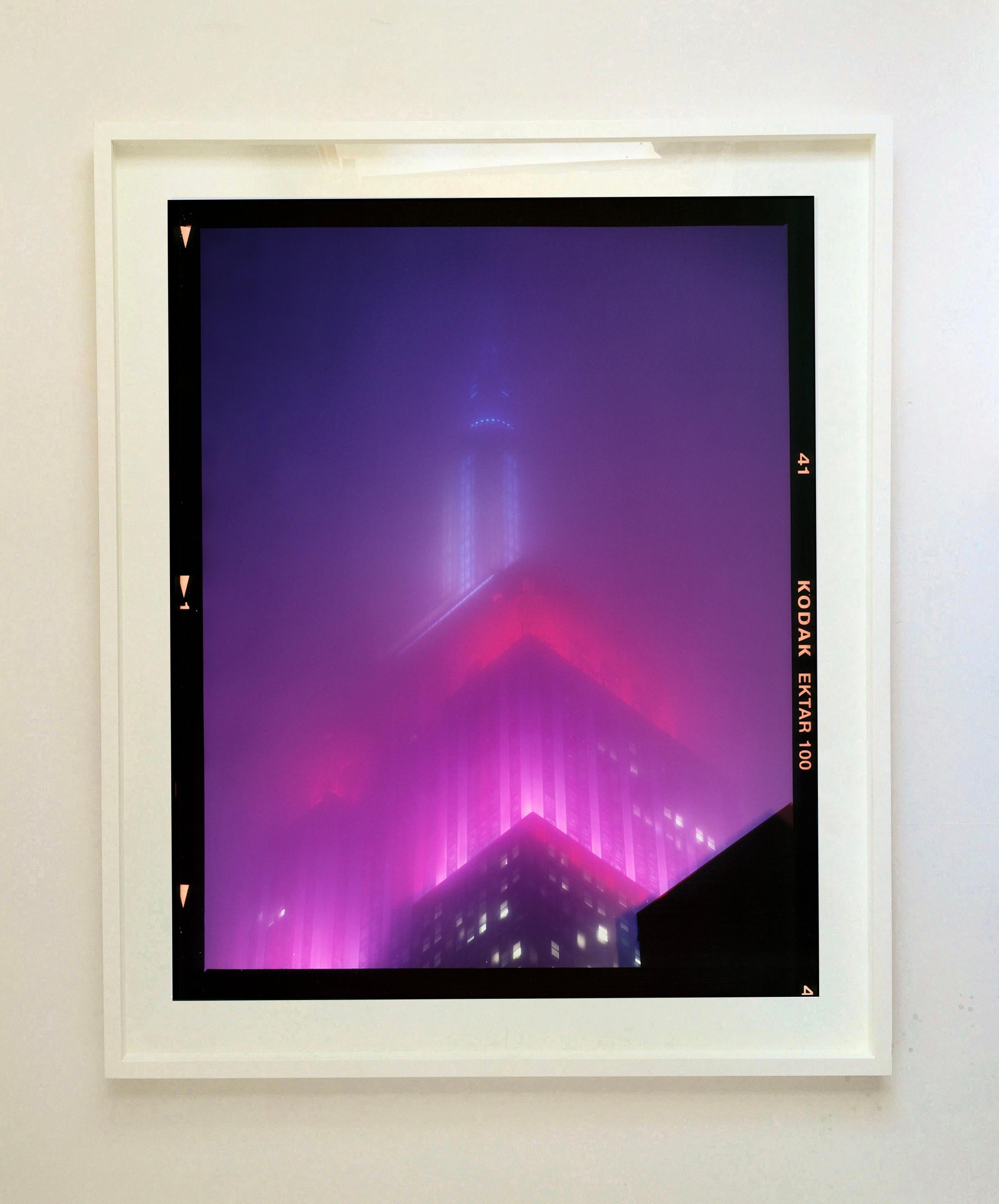 NOMAD V (Filmrebate), New York – Konzeptionelle architektonische Farbfotografie (Violett), Color Photograph, von Richard Heeps