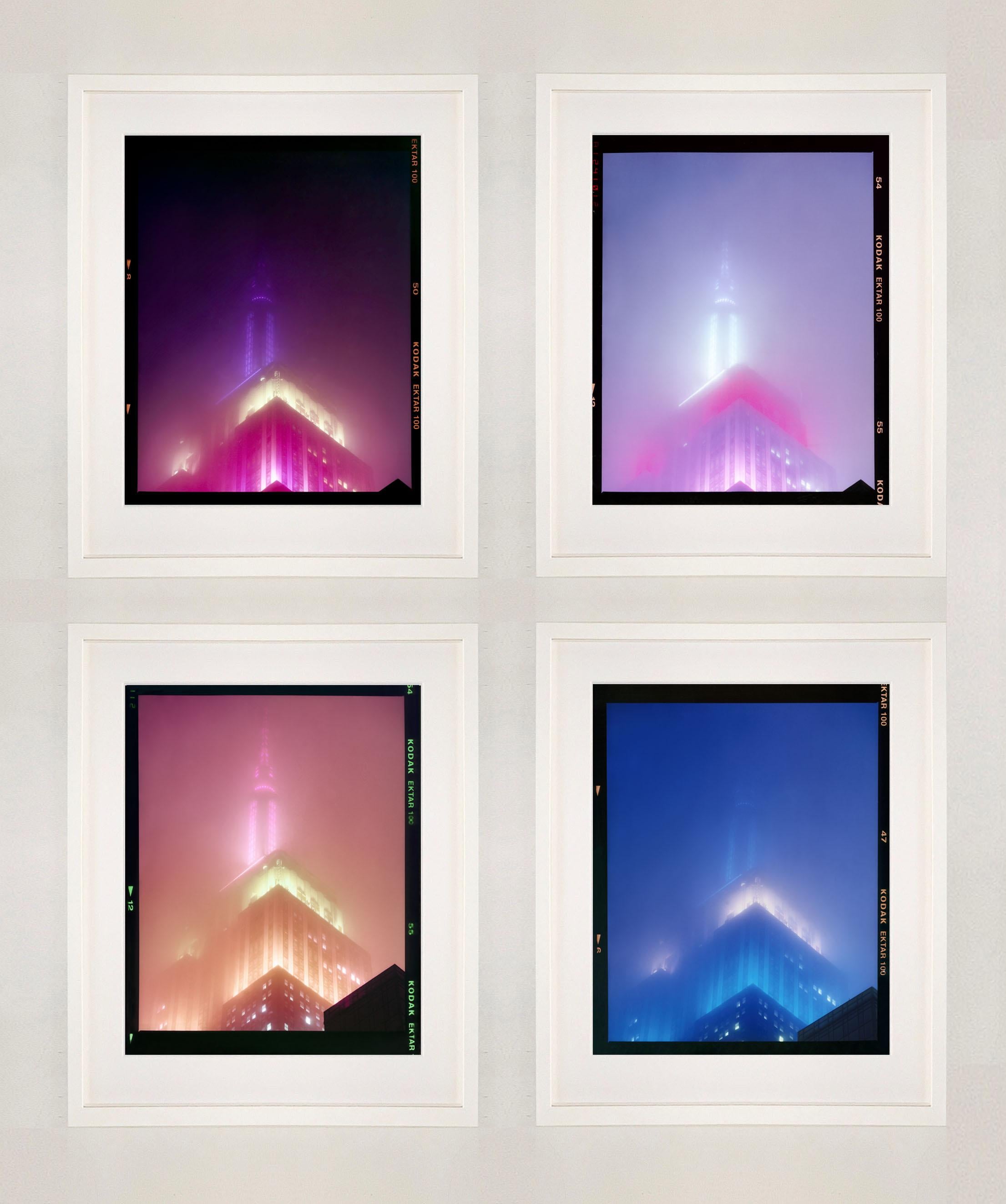 'NOMAD V (Reembolso de películas)', Nueva York. Richard Heeps ha fotografiado el emblemático edificio Empire State en la niebla. La secuencia de fotografías NOMAD capta la arquitectura art déco iluminada por colores cambiantes, y forma parte de la