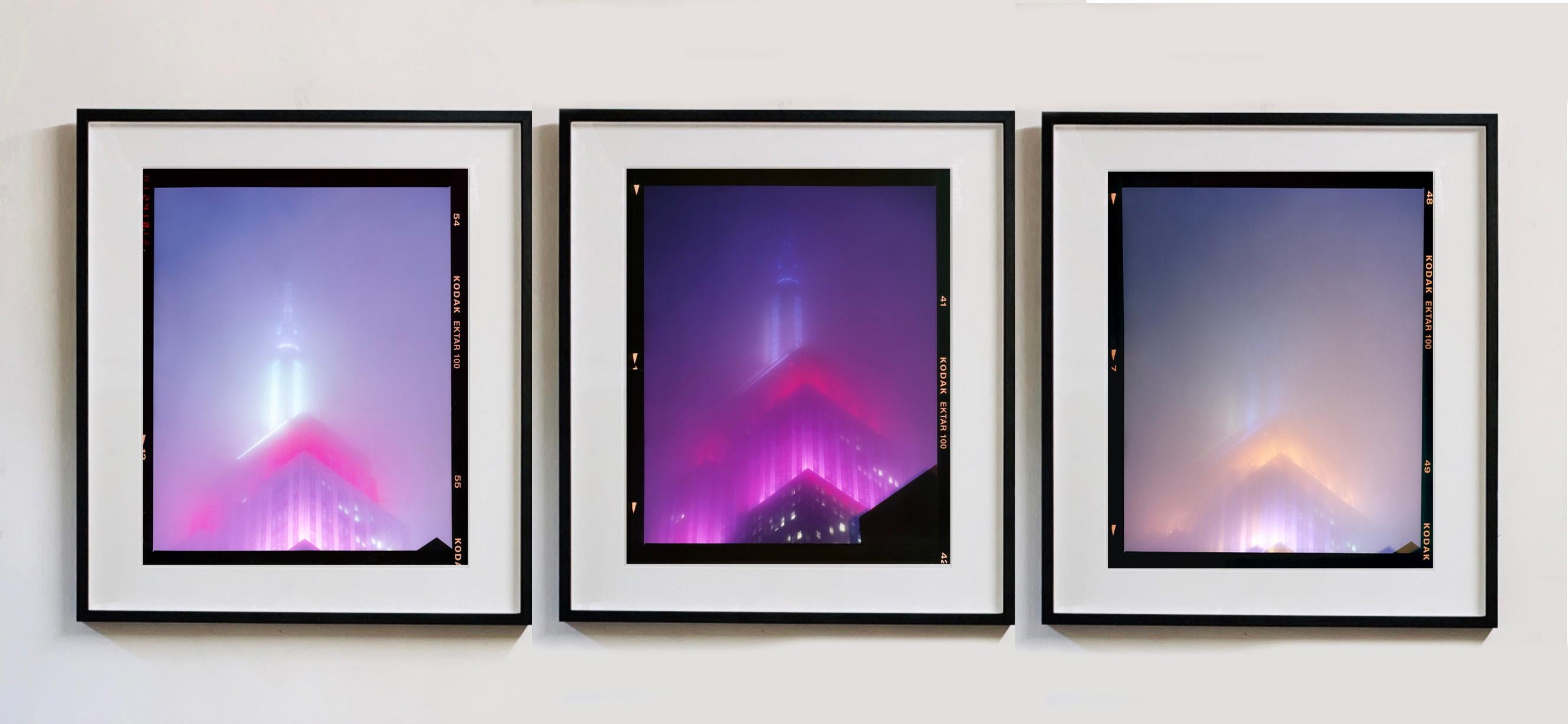 'NOMAD V (Reembolso de películas)', Nueva York. Richard Heeps ha fotografiado el emblemático edificio Empire State en la niebla. La secuencia de fotografías NOMAD capta la arquitectura art déco iluminada por colores cambiantes, y forma parte de la