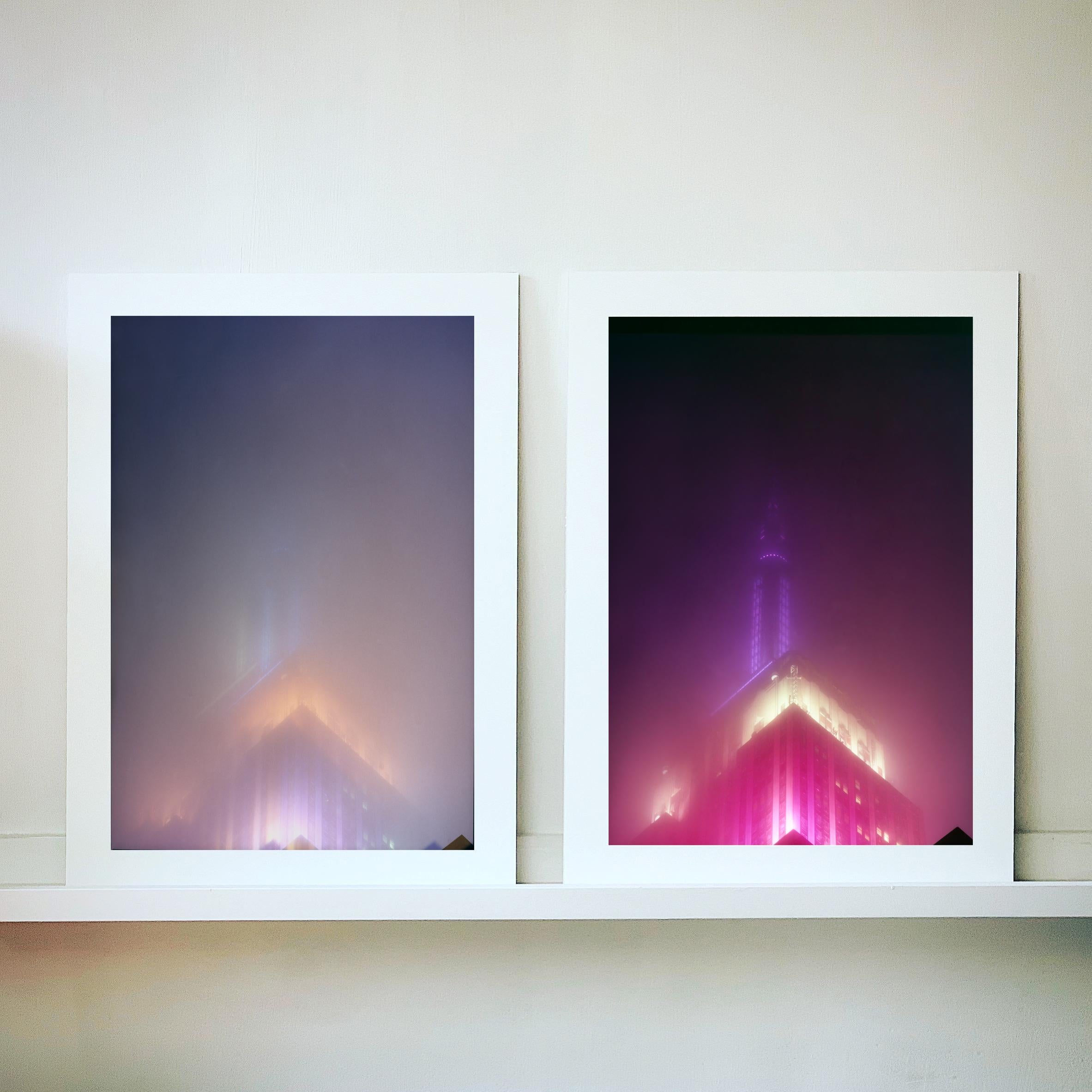 NOMAD VI, New York – Zeitgenössische architektonische Farbfotografie (Grau), Color Photograph, von Richard Heeps