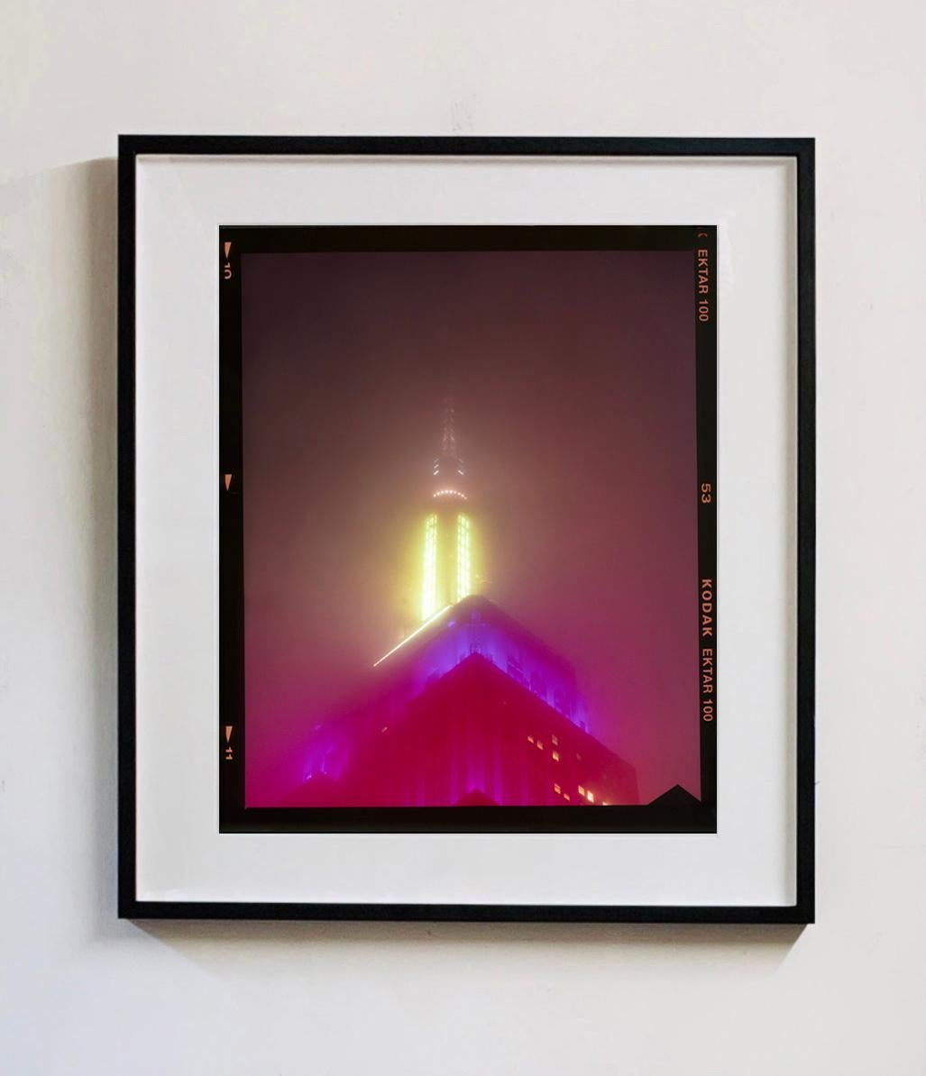 NOMAD VII (Film Rebate), Nueva York - Fotografía arquitectónica conceptual en color en venta 5