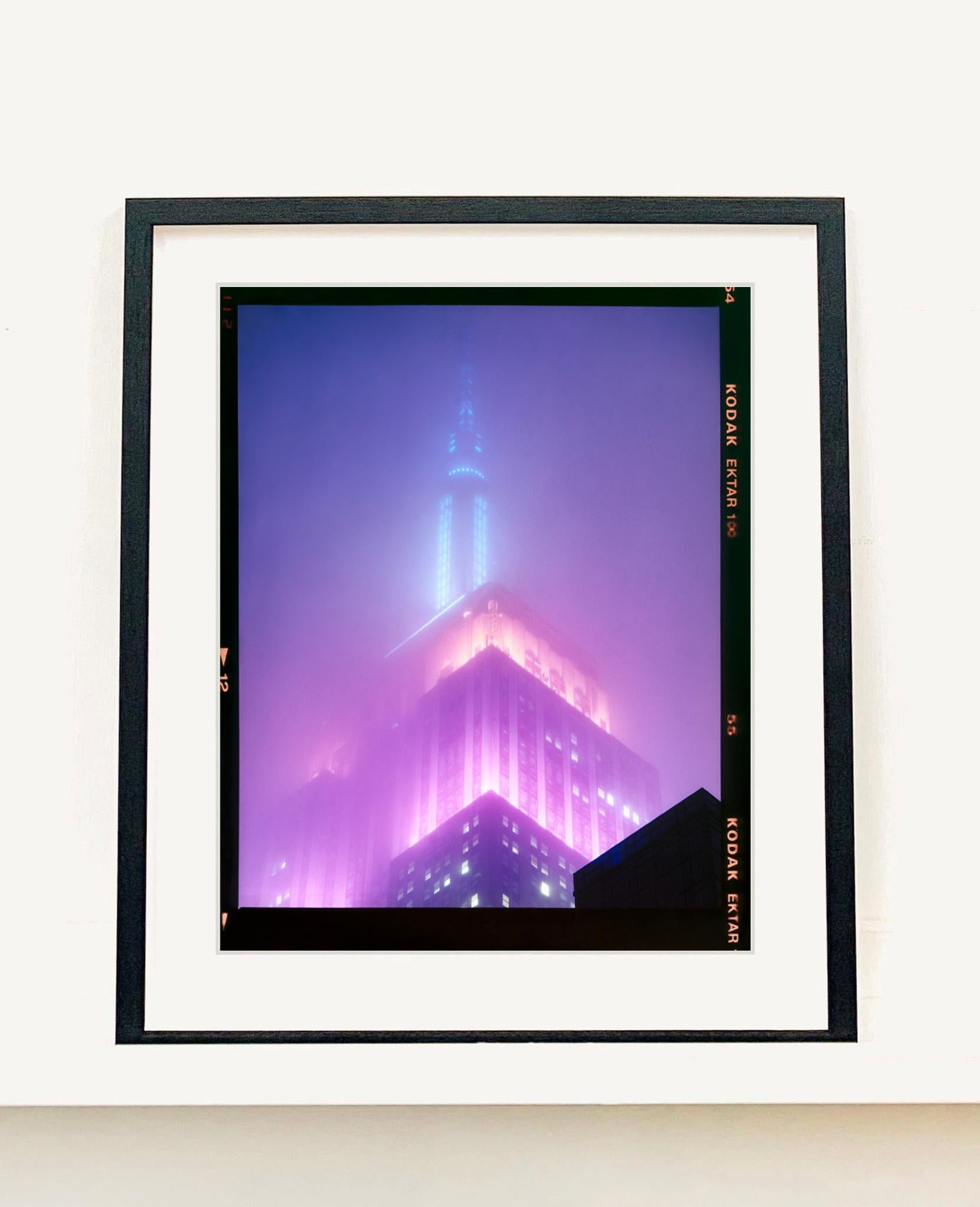 NOMAD VIII (Filmrebate), New York  Konzeptuelle architektonische Farbfotografie – Photograph von Richard Heeps