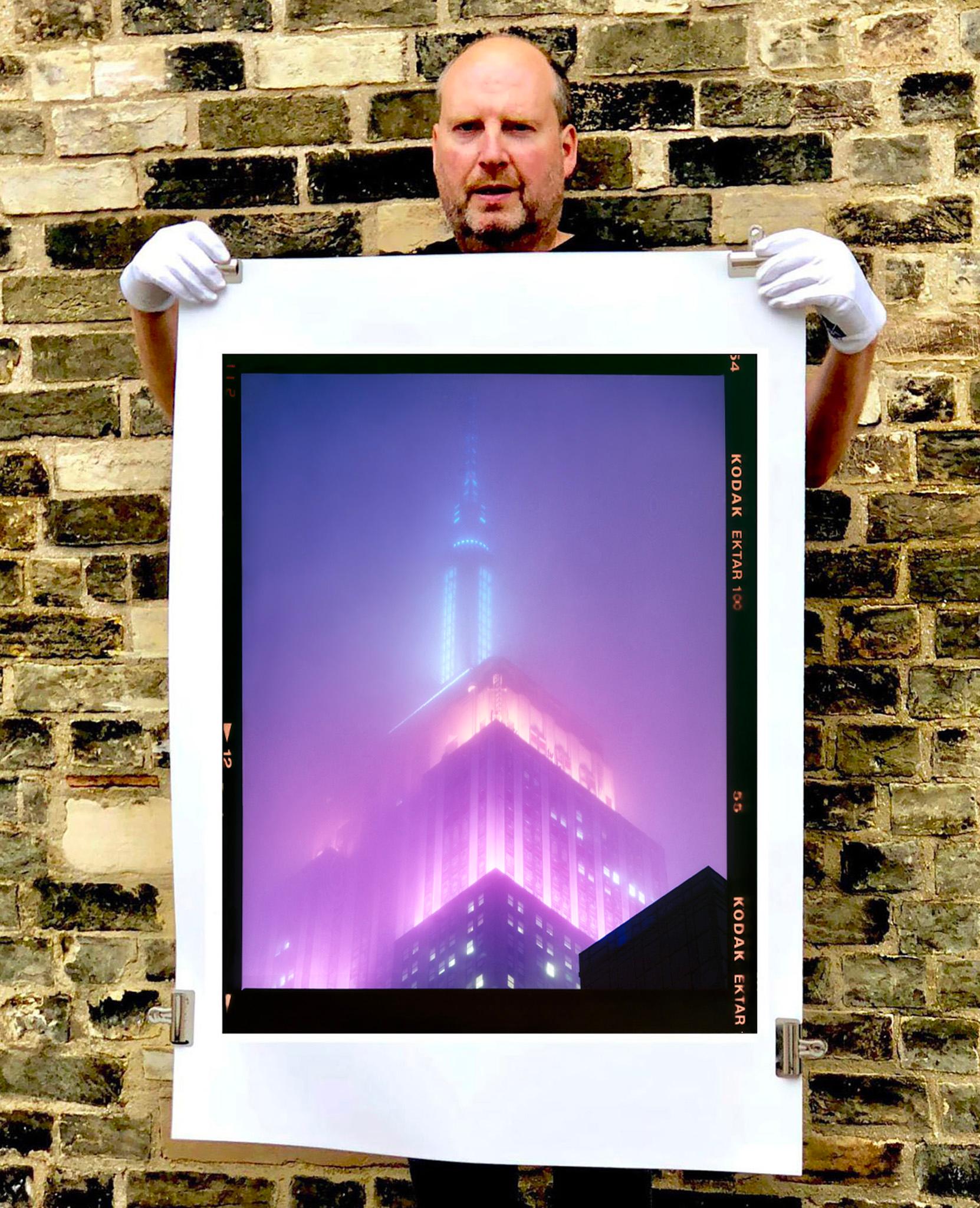 NOMAD VIII (Rebate cinématographique), New York - Photographie architecturale en couleur conceptuelle - Violet Color Photograph par Richard Heeps