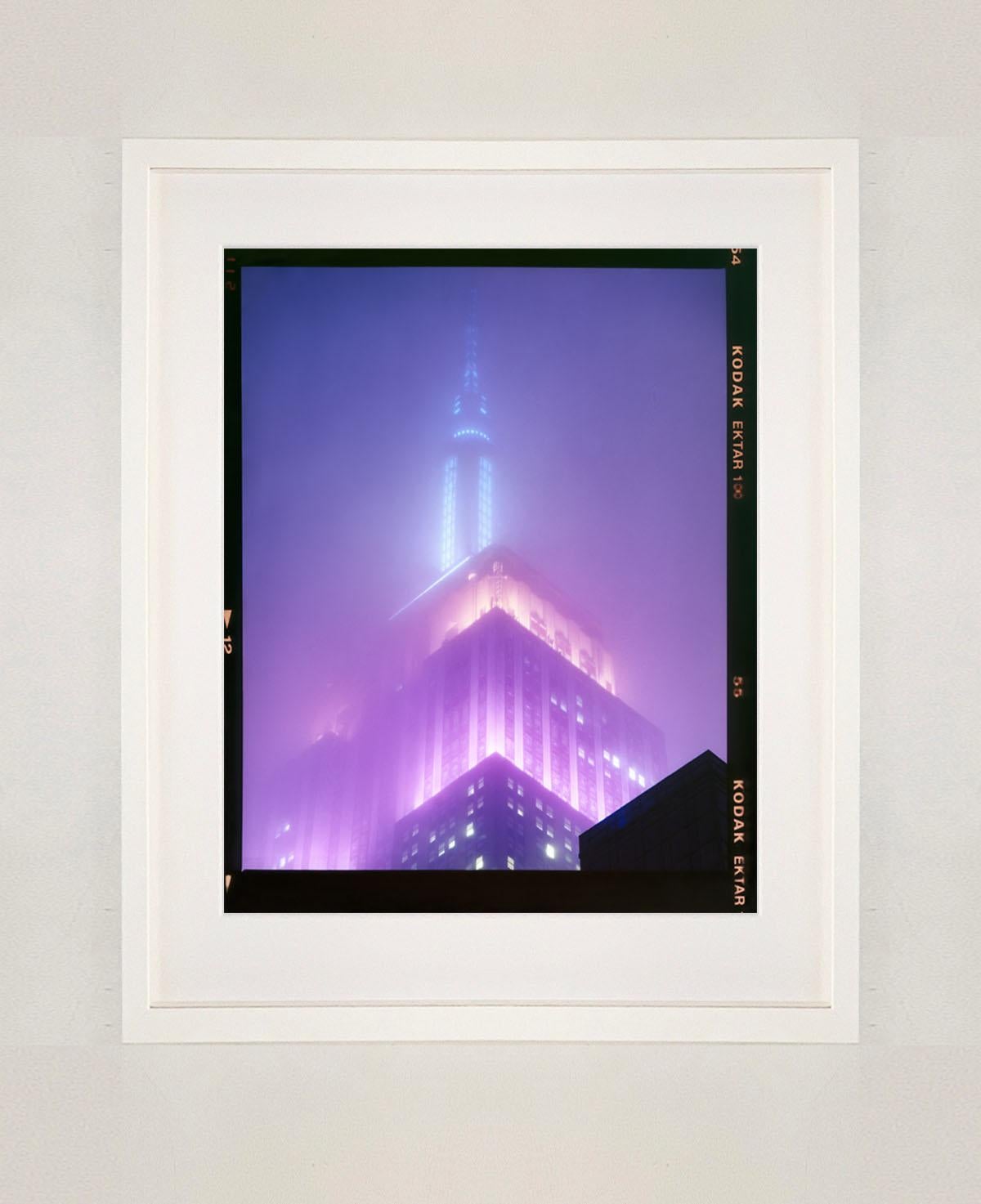 NOMAD VIII (Film Rebate), Nueva York - Fotografía arquitectónica conceptual en color - Print Contemporáneo de Richard Heeps