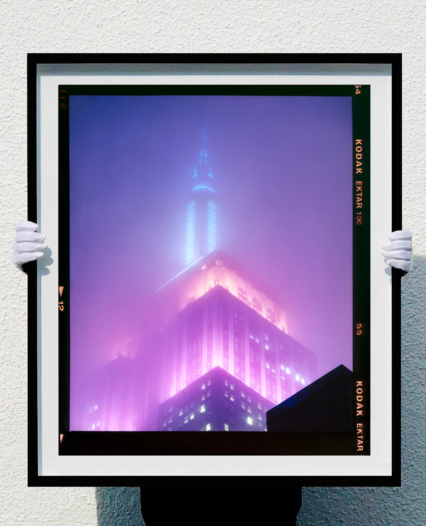 nOMAD VIII (Film Rebate), New York. Richard Heeps a photographié l'emblématique Empire State Building dans la brume. La séquence de photographies NOMAD capture l'architecture art déco illuminée par des couleurs changeantes. Elle fait partie du