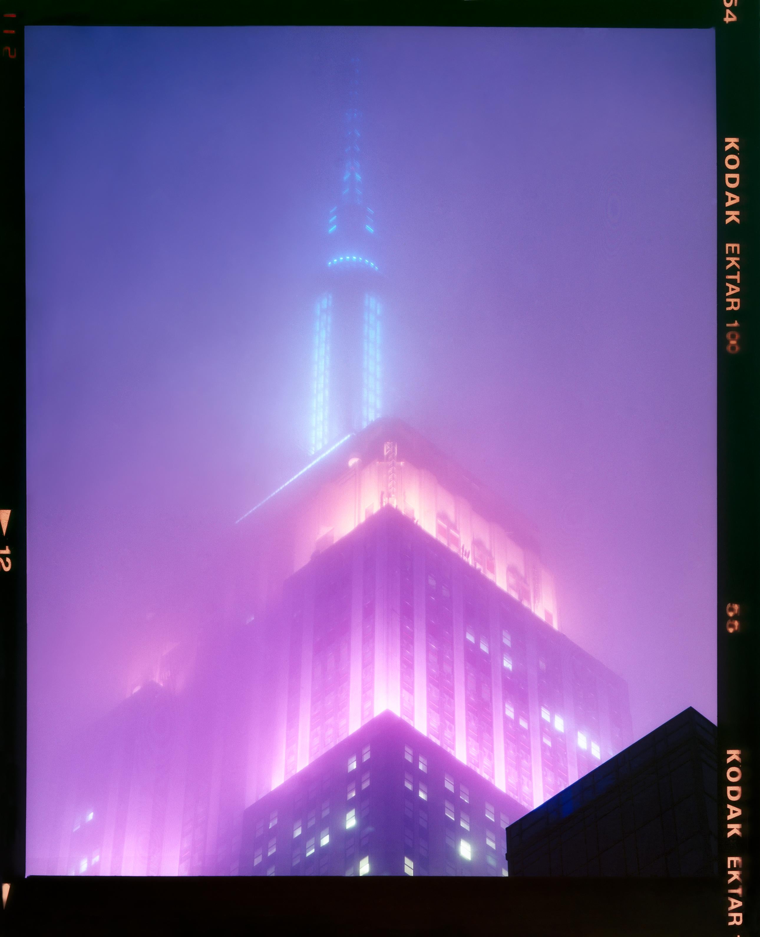 Richard Heeps Color Photograph – NOMAD VIII (Filmrebate), New York – Konzeptionelle architektonische Farbfotografie