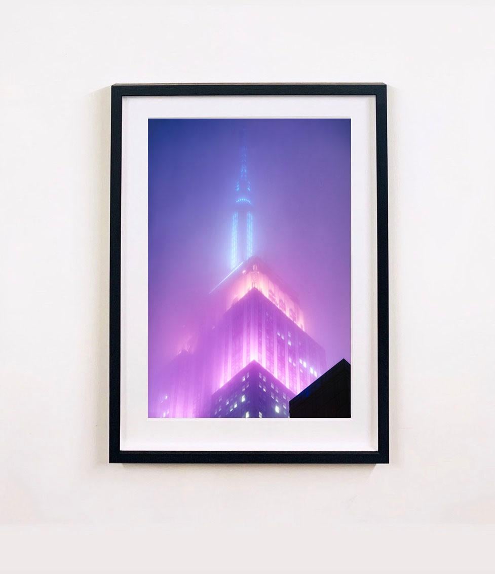 NOMAD VIII, New York - Photographie architecturale contemporaine en couleur - Violet Color Photograph par Richard Heeps