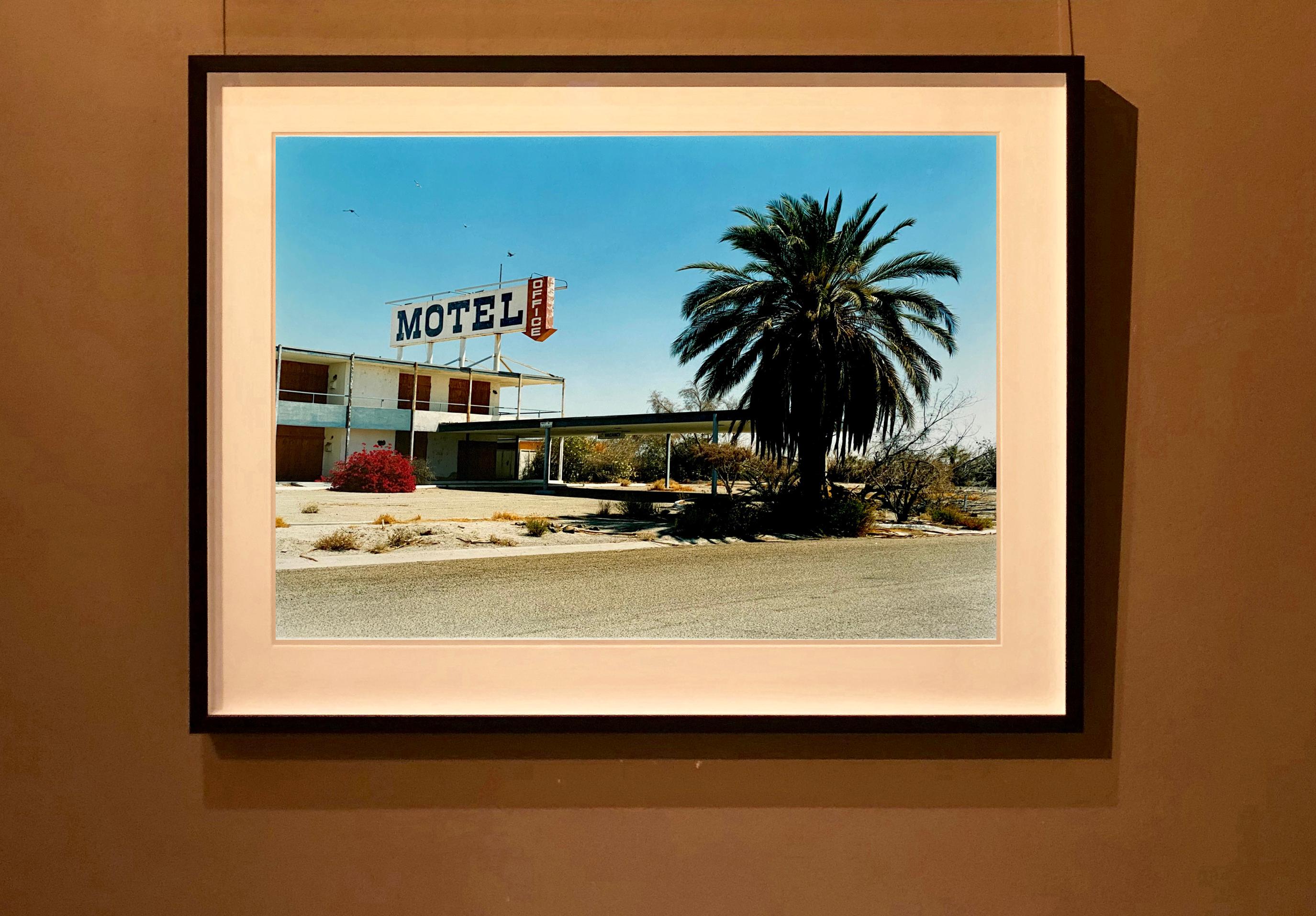Photographie couleur North Shore Motel Office I, Salton Sea California - Print de Richard Heeps