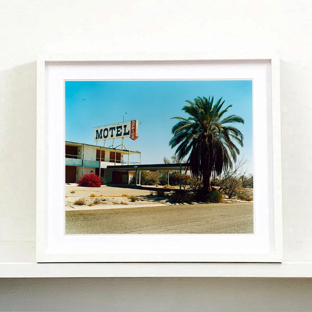 North Shore Motel Office I, Salton Sea California – Farbfotografie (Zeitgenössisch), Photograph, von Richard Heeps