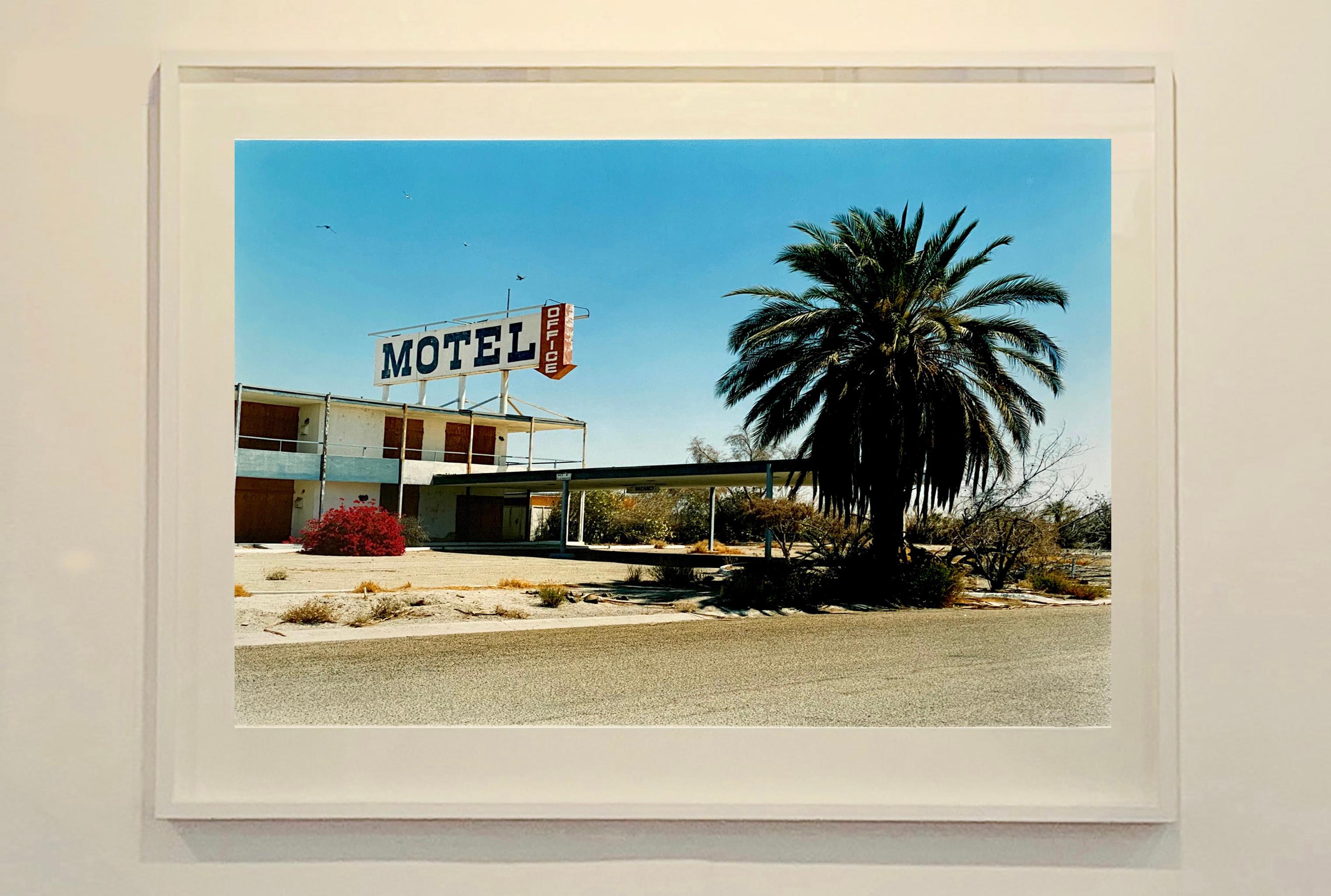 Photographie couleur North Shore Motel Office I, Salton Sea California - Contemporain Print par Richard Heeps
