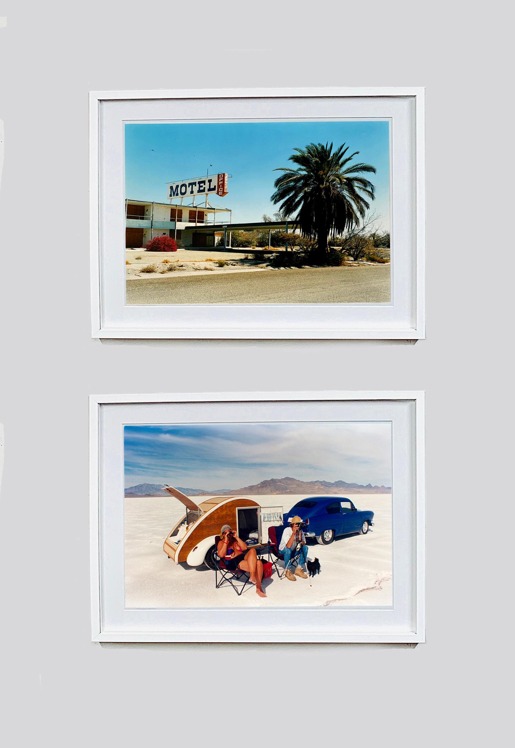 Photographie couleur North Shore Motel Office I, Salton Sea California - Bleu Print par Richard Heeps