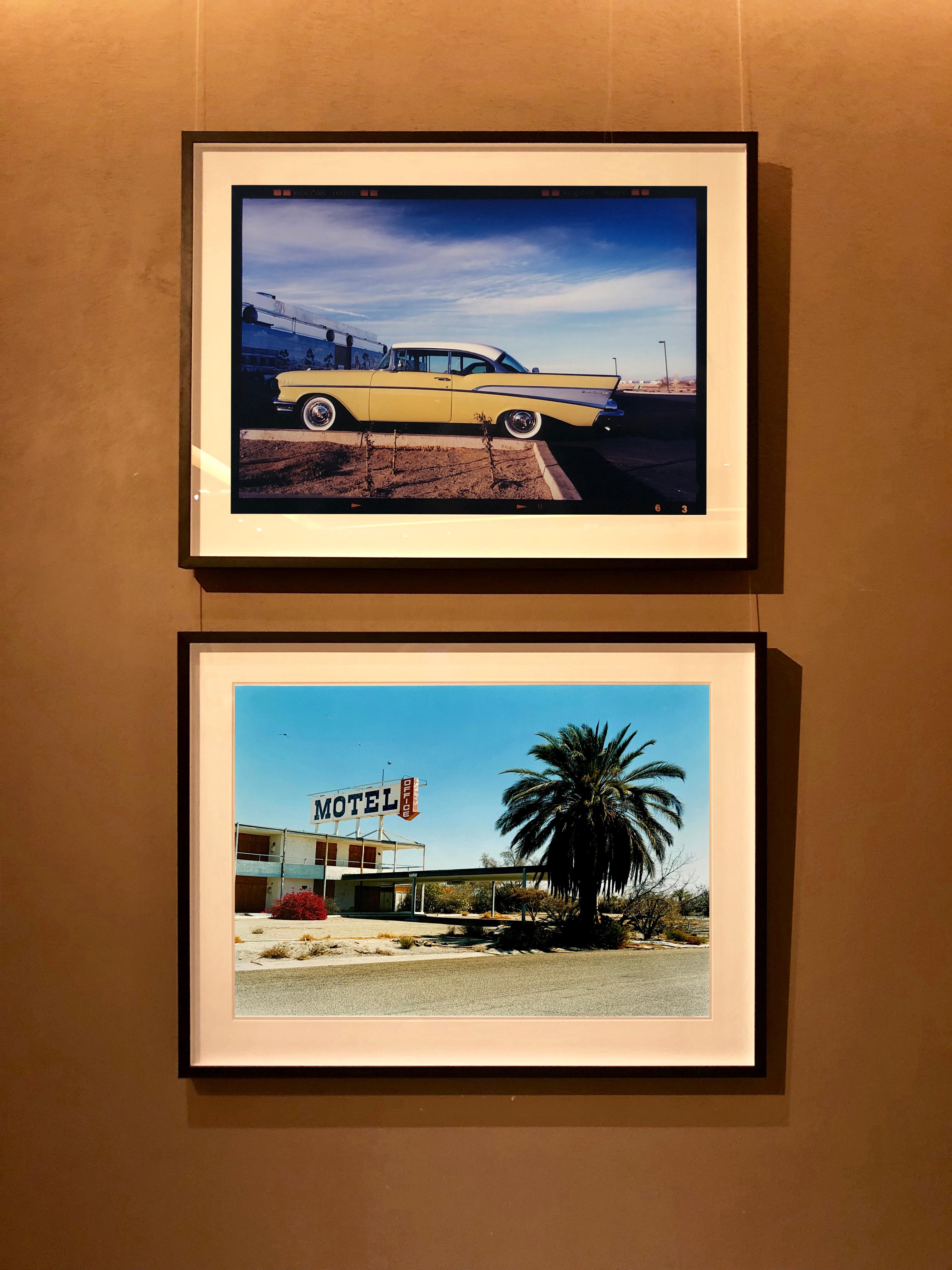 North Shore Motel, photographie de Richard Heeps prise dans la mer de Salton, en Californie. Un motel américain classique et délavé en bord de route, dont l'architecture du milieu du siècle se détache sur un ciel bleu et un palmier touffu. 

Cette
