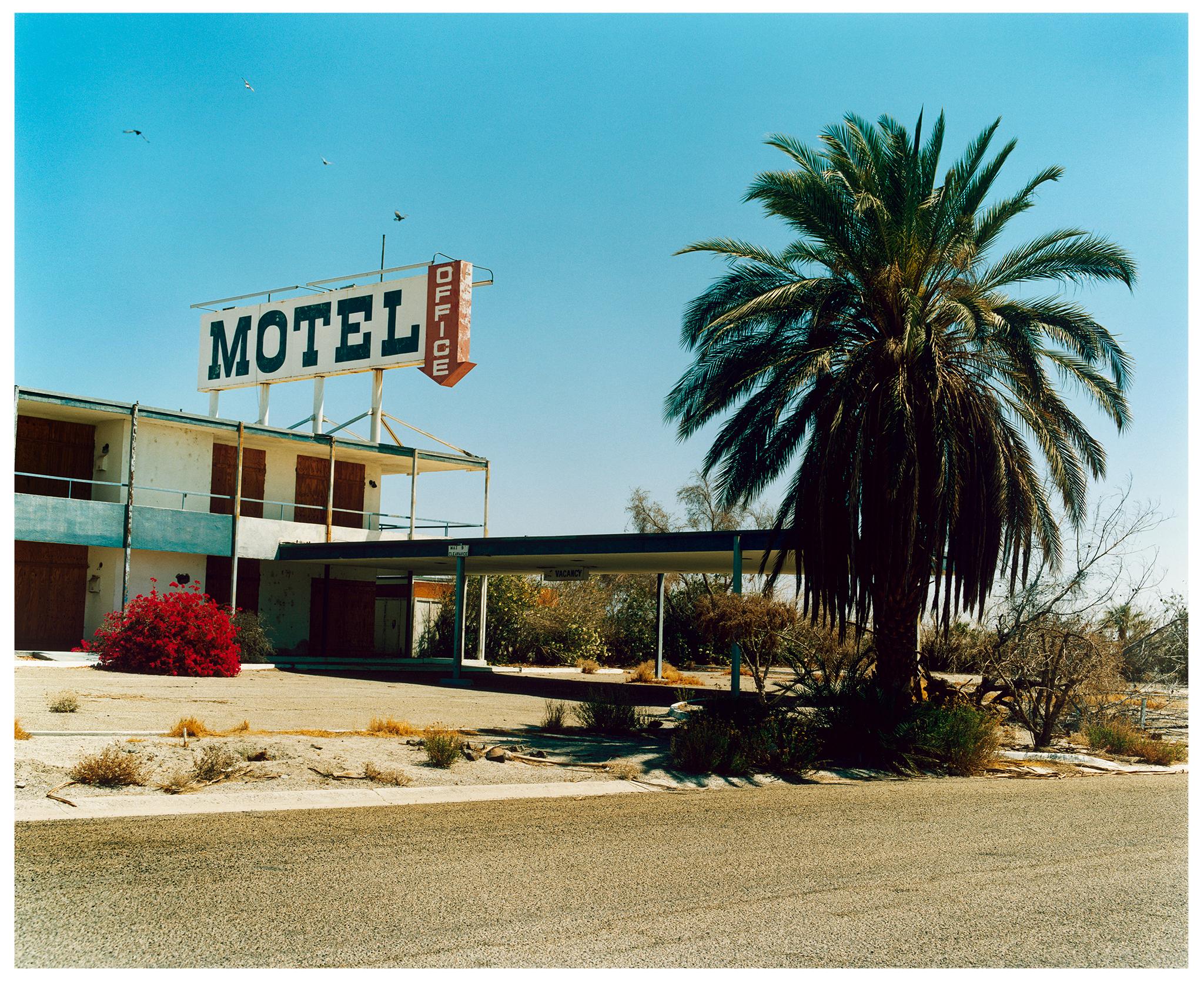 Richard Heeps Landscape Photograph – North Shore Motel Office I, Salton Sea California – Farbfotografie