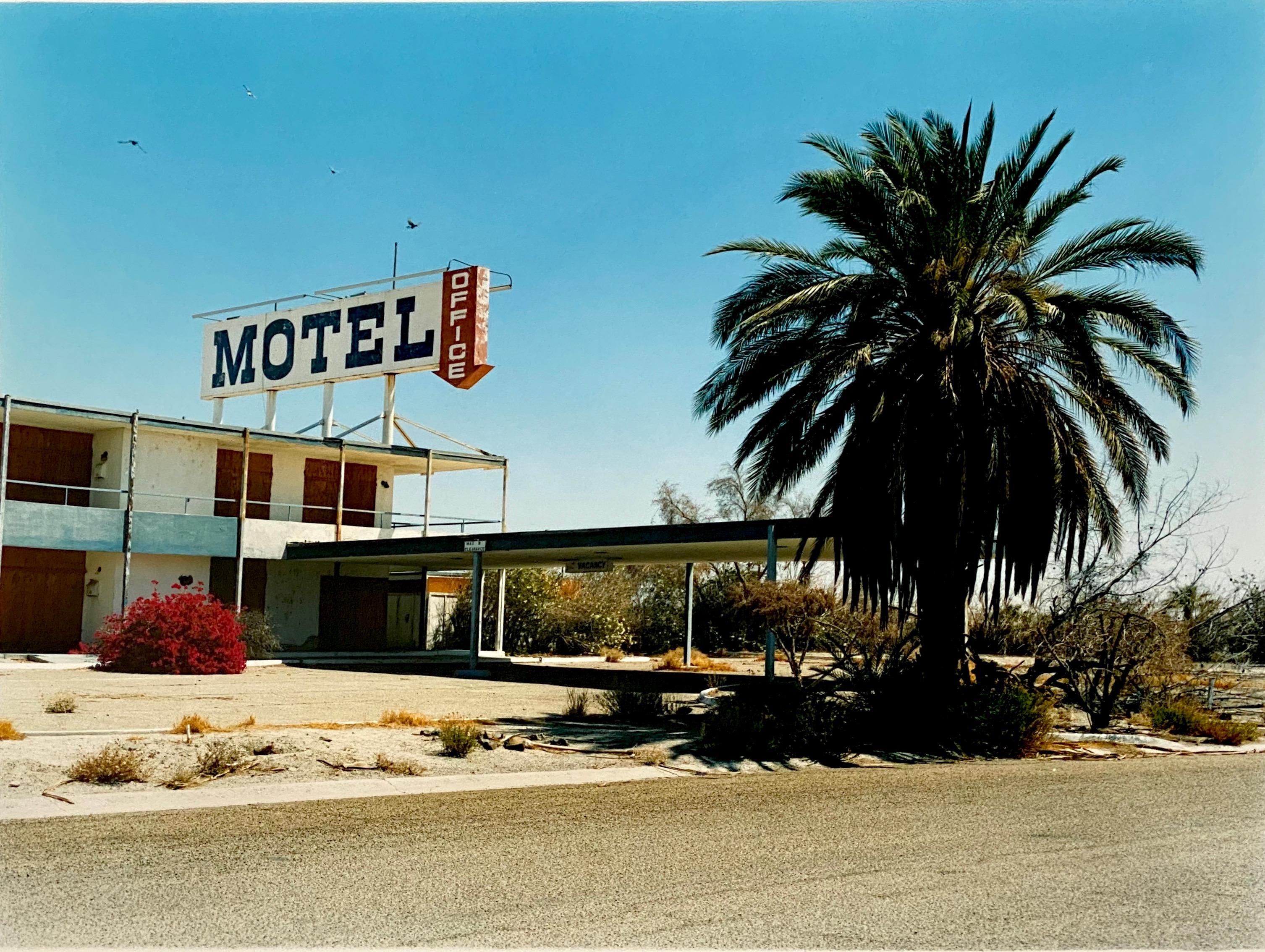 Color Photograph Richard Heeps - Photographie couleur North Shore Motel Office I, Salton Sea California