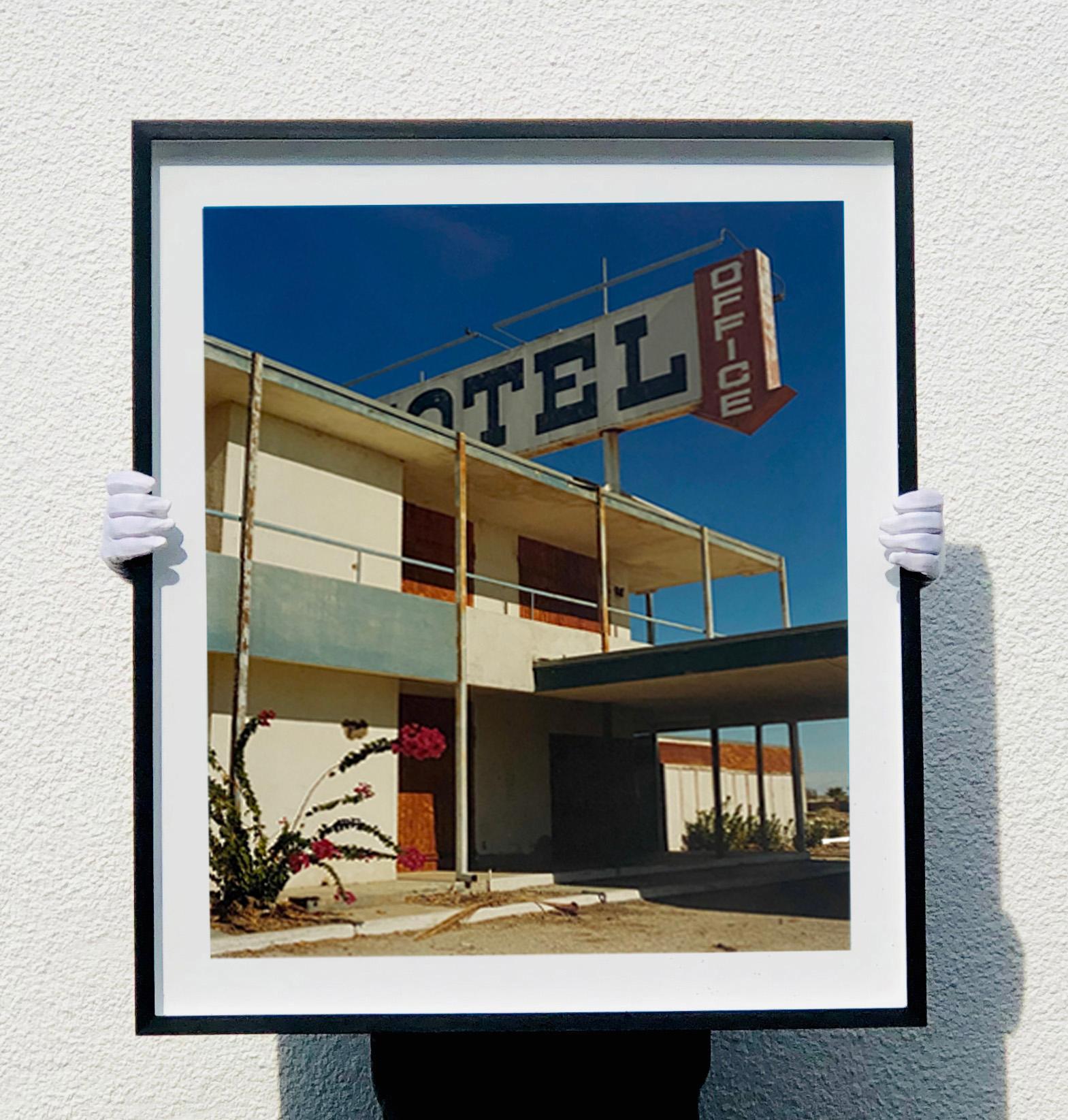 North Shore Motel Office II, Salton Sea, Kalifornien – architektonisches Farbfoto – Photograph von Richard Heeps