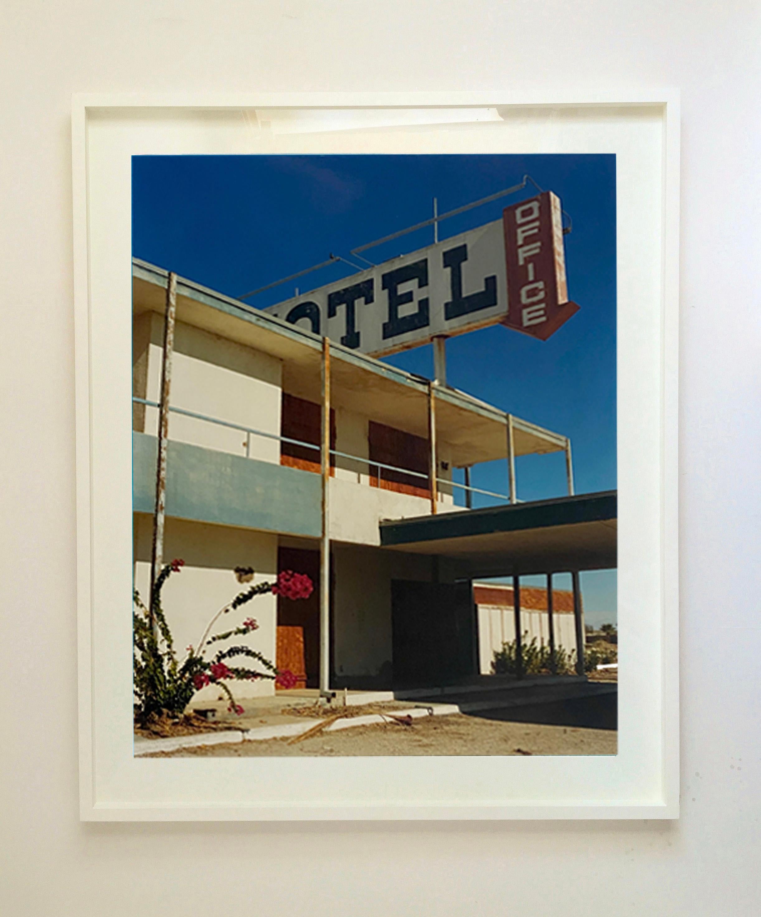 Photo architecturale en couleur du North Shore Motel Office II, Salton Sea, Californie - Conceptuel Photograph par Richard Heeps