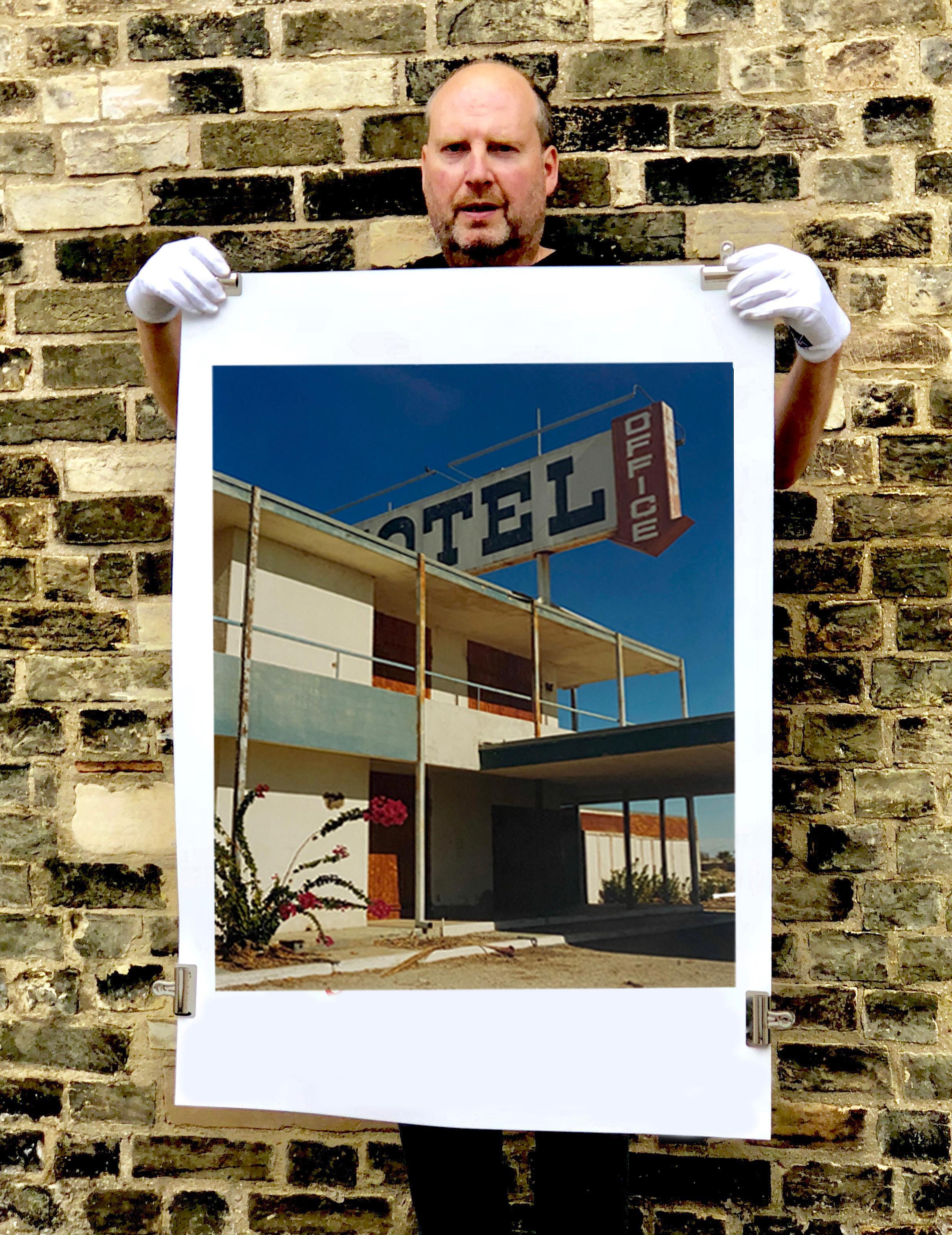 Photo architecturale en couleur du North Shore Motel Office II, Salton Sea, Californie - Marron Figurative Photograph par Richard Heeps