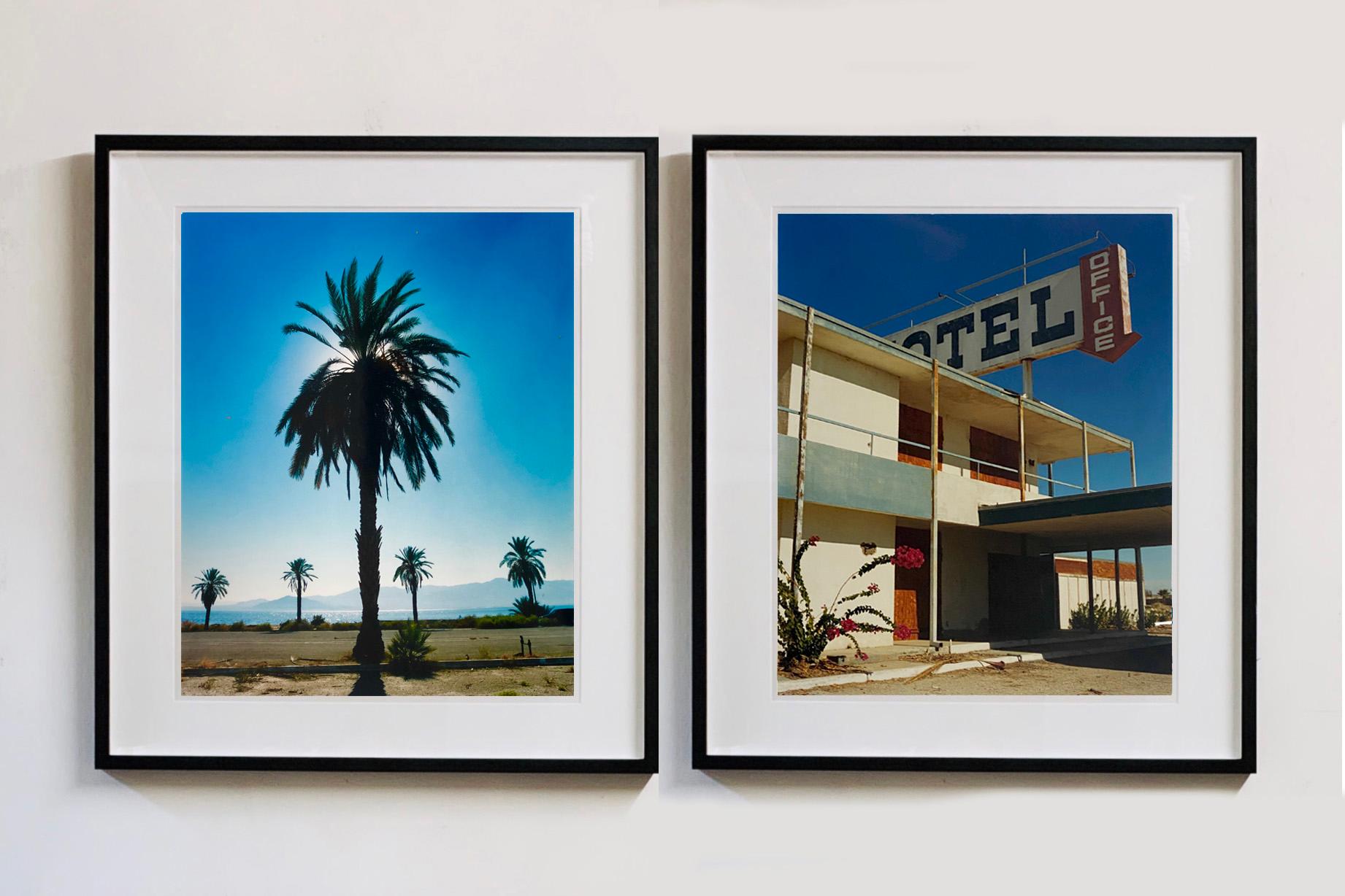 Photo architecturale en couleur du North Shore Motel Office II, Salton Sea, Californie - Marron Figurative Photograph par Richard Heeps