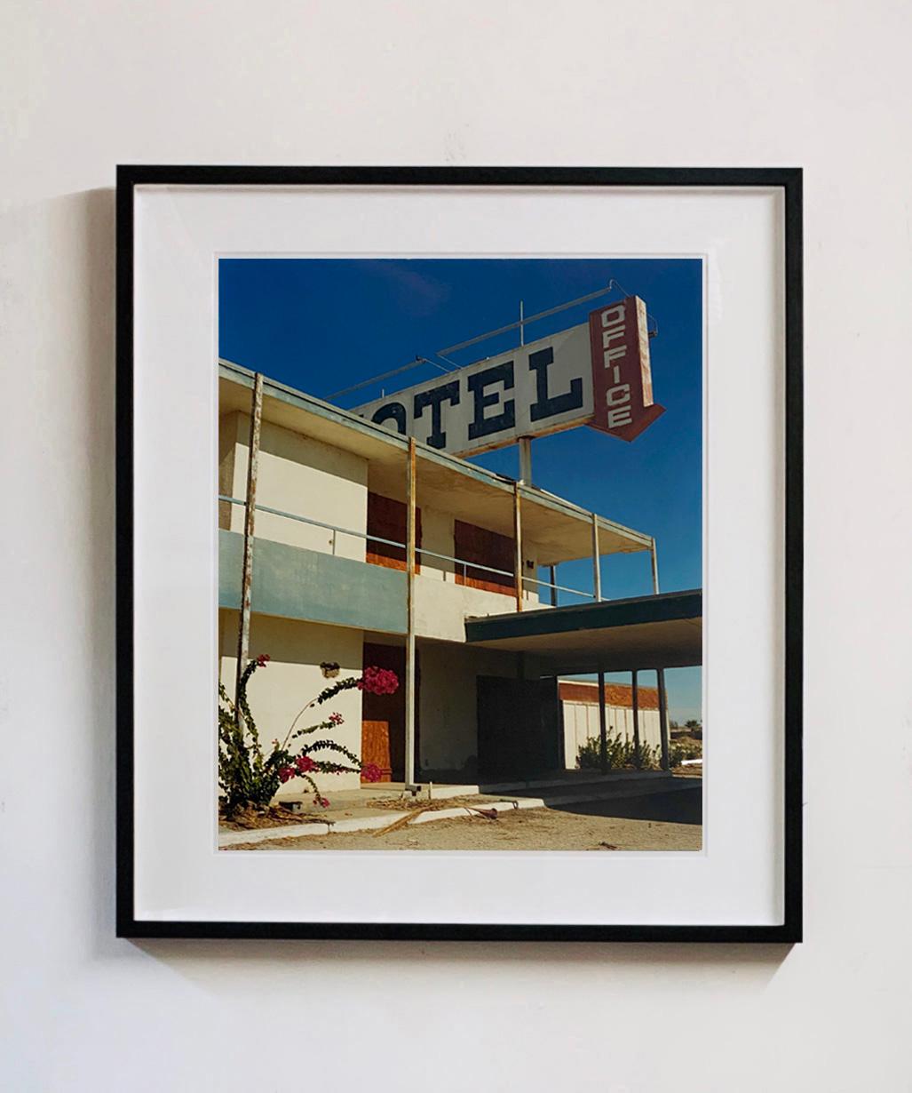 North Shore Motel, aus Richard Heeps Salton Sea-Serie. Blauer Himmel über diesem klassischen kalifornischen Americana-Motel aus der Mitte des letzten Jahrhunderts. Von Richard Heeps 2003 in der Salton Sea aufgenommen, aber erst im Frühjahr 2020 in