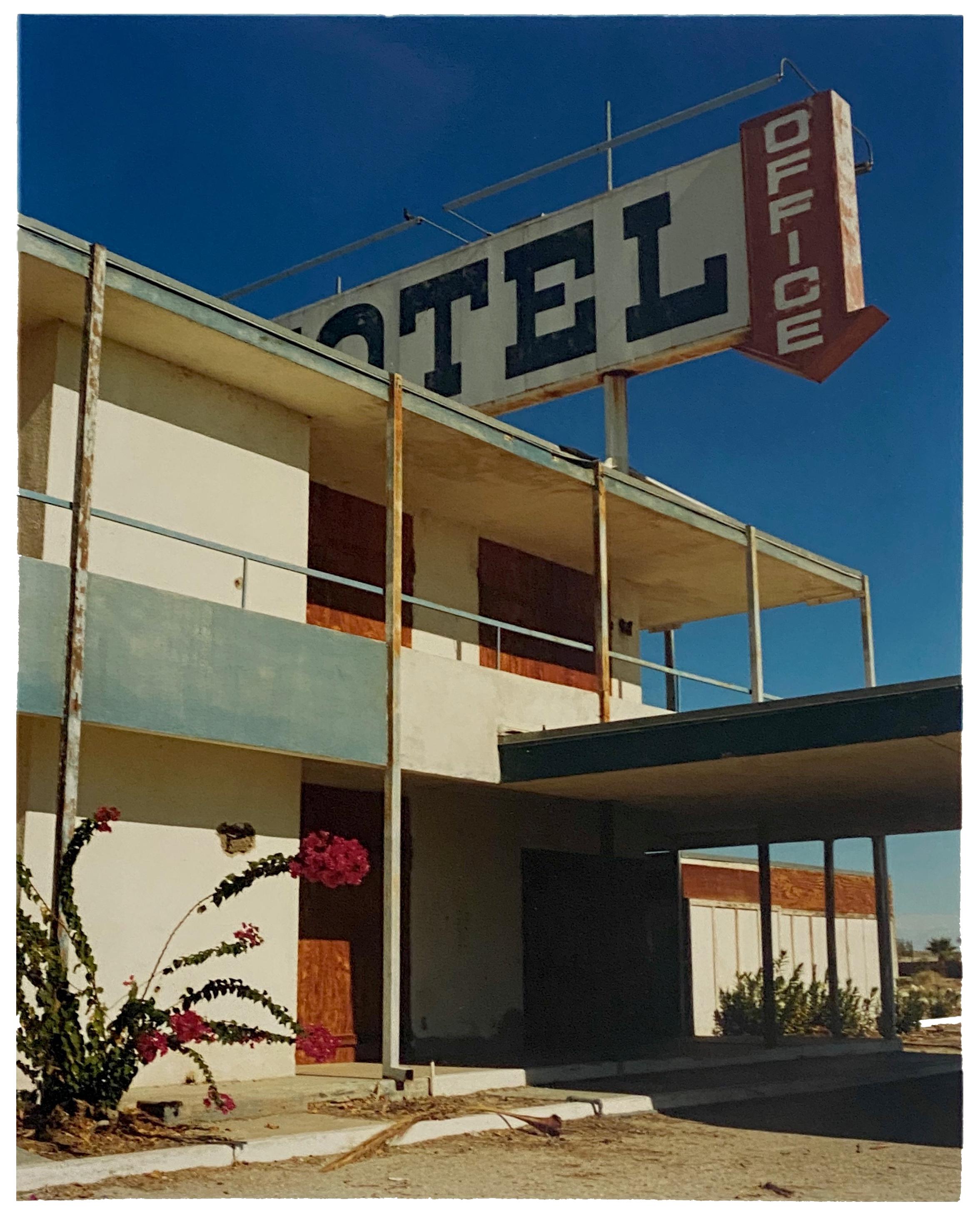 Richard Heeps Figurative Photograph – North Shore Motel Office II, Salton Sea, Kalifornien – architektonisches Farbfoto