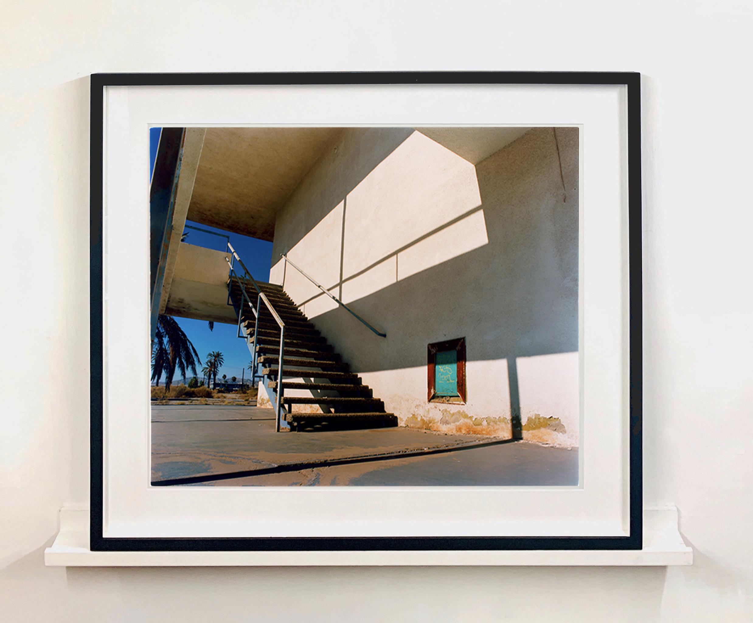 North Shore Motel Steps, Salton Sea, Kalifornien – Architektur-Farbfoto – Print von Richard Heeps