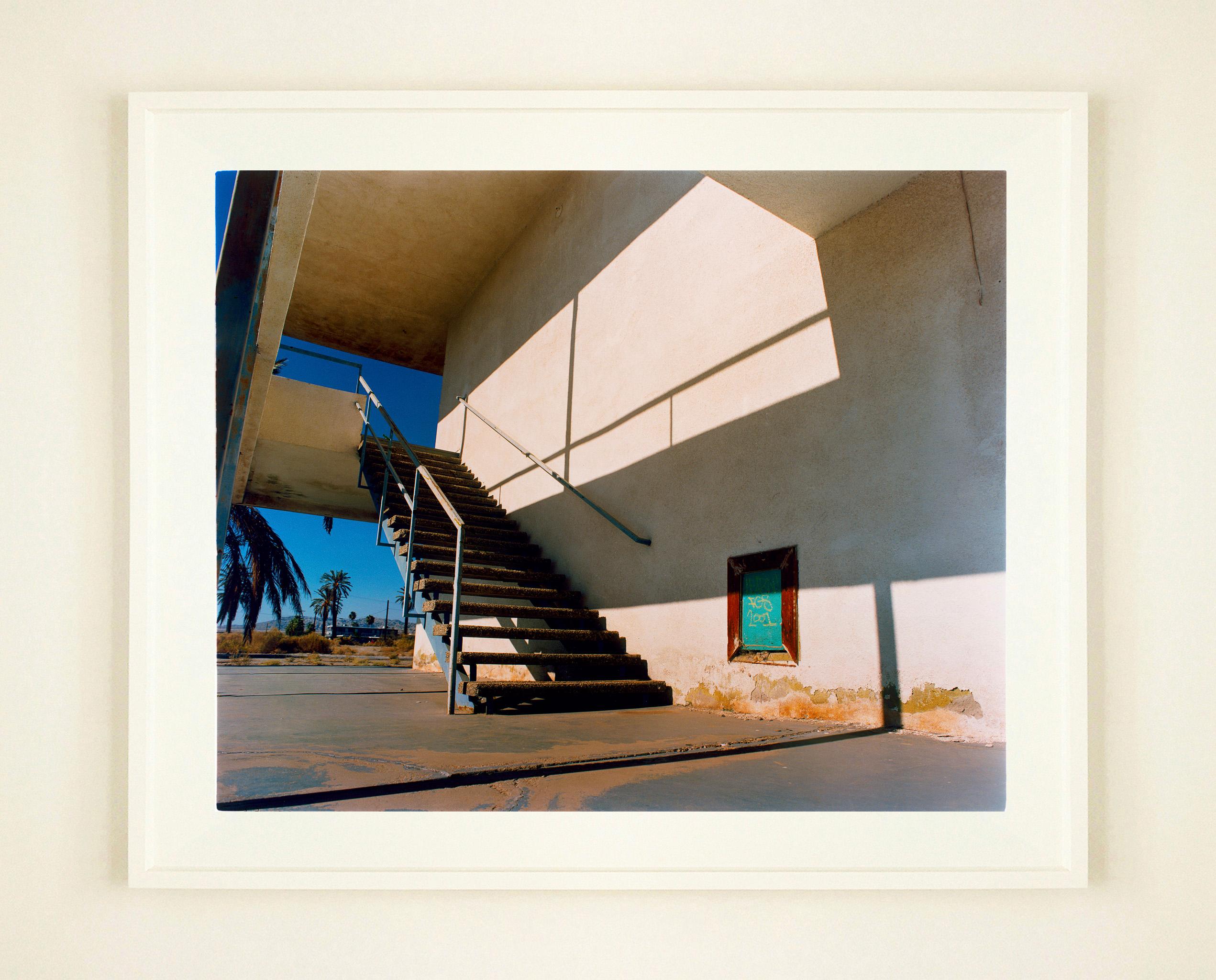 North Shore Motel Steps, photographie d'architecture du milieu du siècle prise par Richard Heeps dans le cadre de sa série Salton Sea.

Cette œuvre est une édition limitée de 25 tirages photographiques brillants, montés à sec sur aluminium,