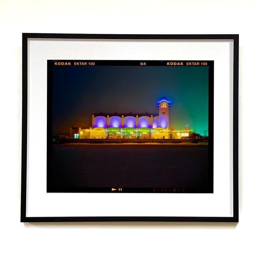 Vista sull'oceano, Norfolk - Fotografia a colori di architettura marittima - Photograph di Richard Heeps