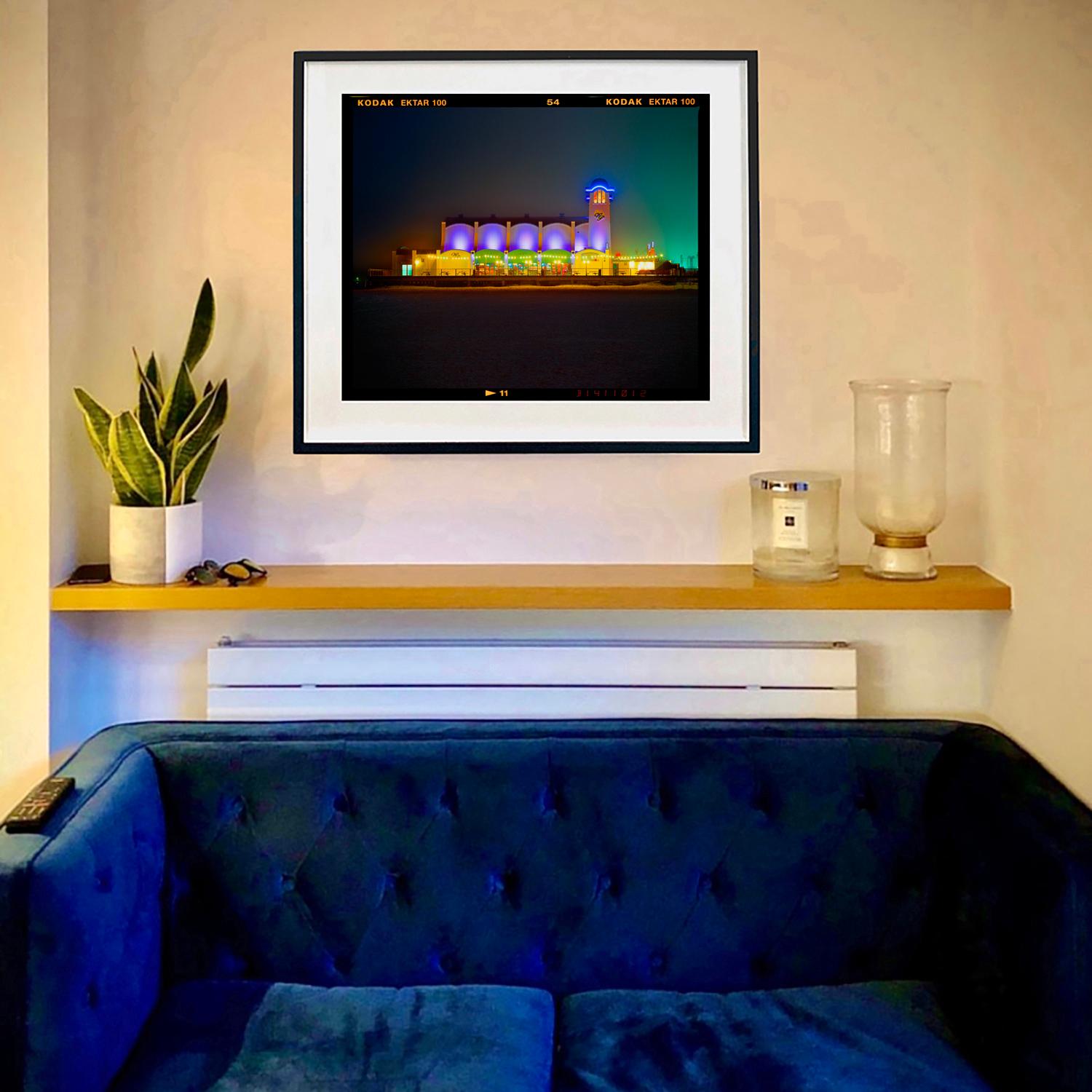 Vista sull'oceano, Norfolk - Fotografia a colori di architettura marittima - Photograph Contemporaneo di Richard Heeps