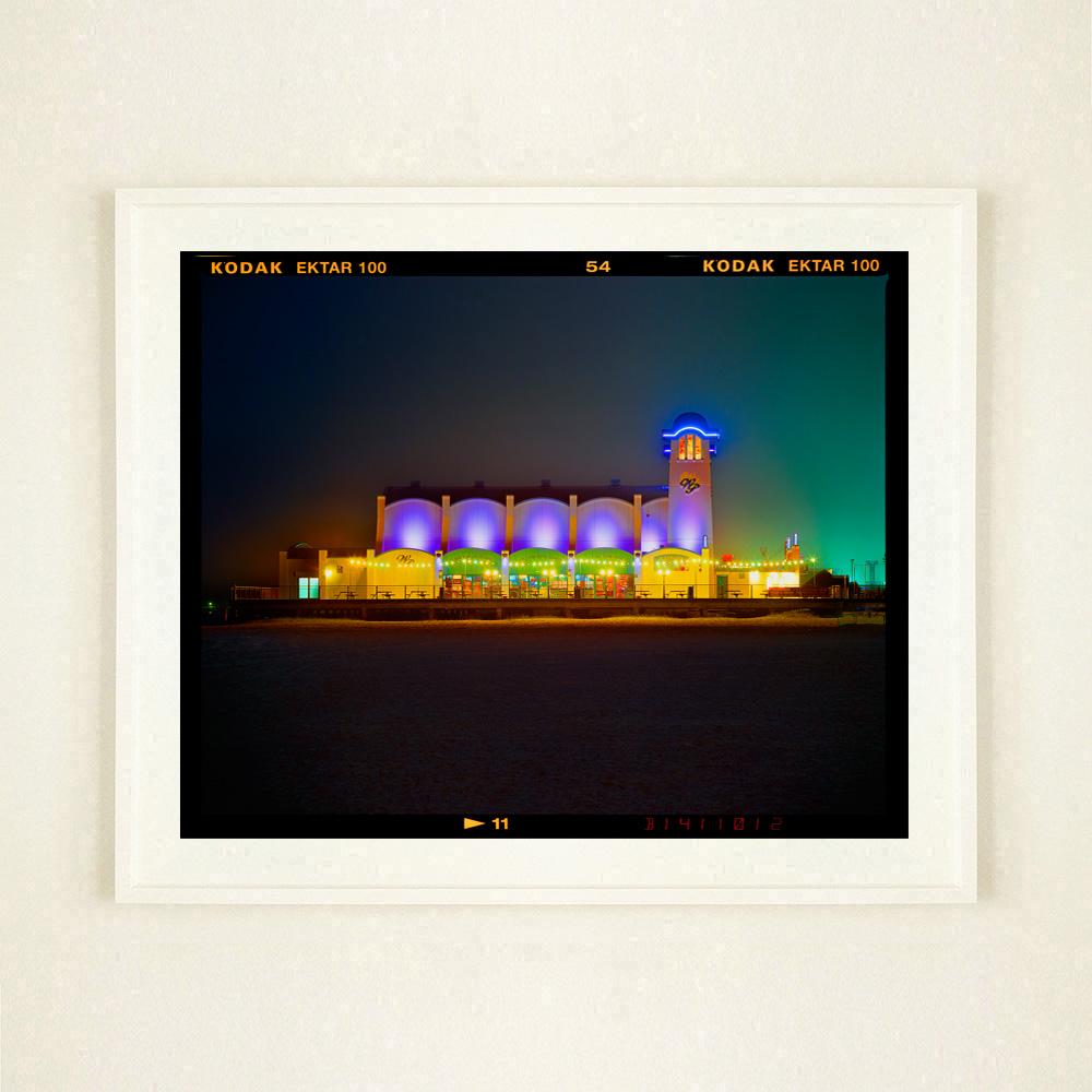 Vista sull'oceano, Norfolk - Fotografia a colori di architettura marittima - Color Photograph Nero di Richard Heeps