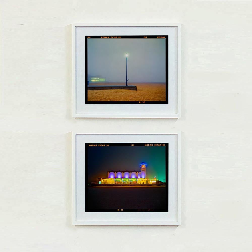 Ocean View, fotografia di architettura balneare di Great Yarmouth di Richard Heeps. Il Wellington Pier è una bellissima architettura nautica che si erge come una nave sulla spiaggia e che di notte sembra essere in mare. Fotografando il periodo