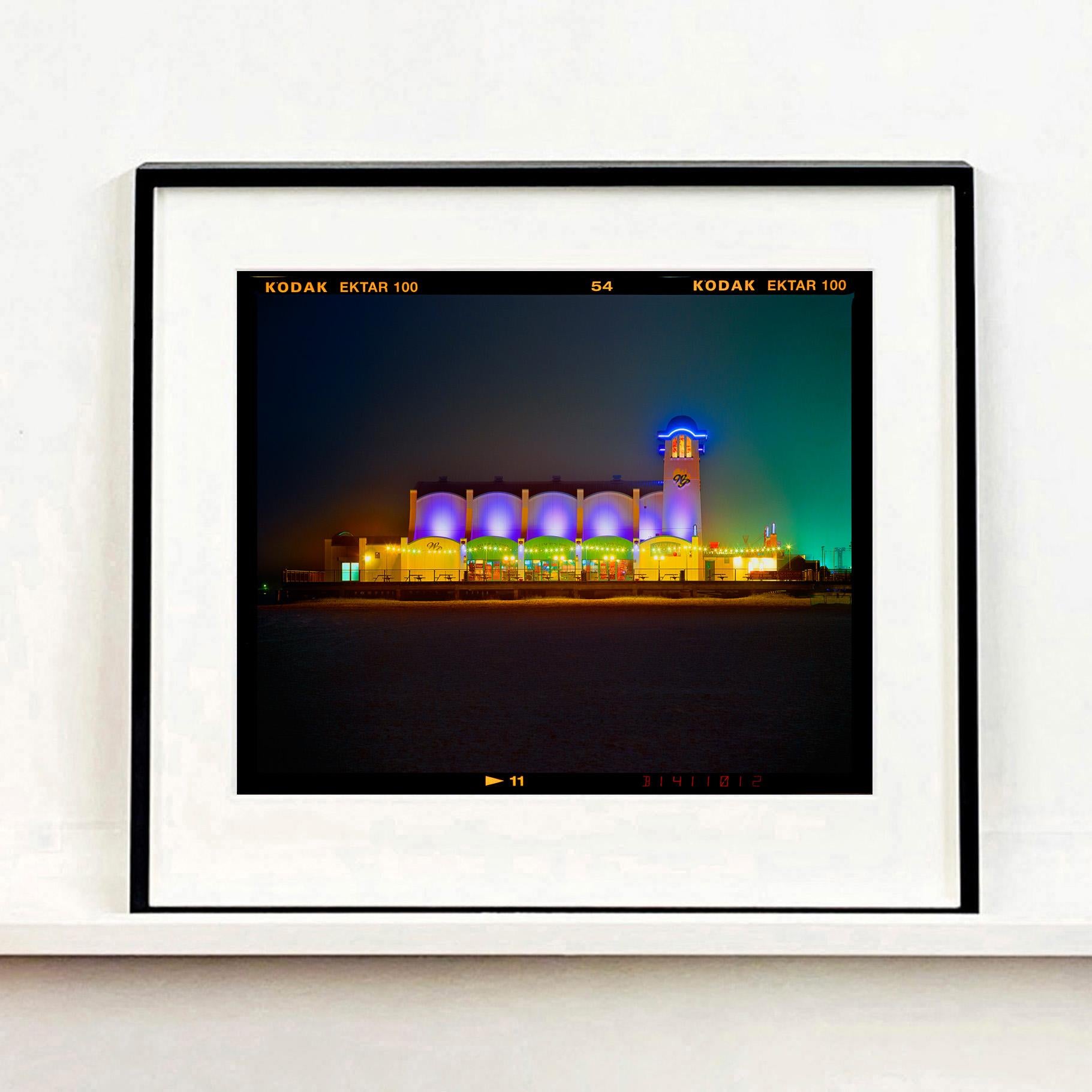 Vista sull'oceano, Norfolk - Fotografia a colori di architettura marittima in vendita 4