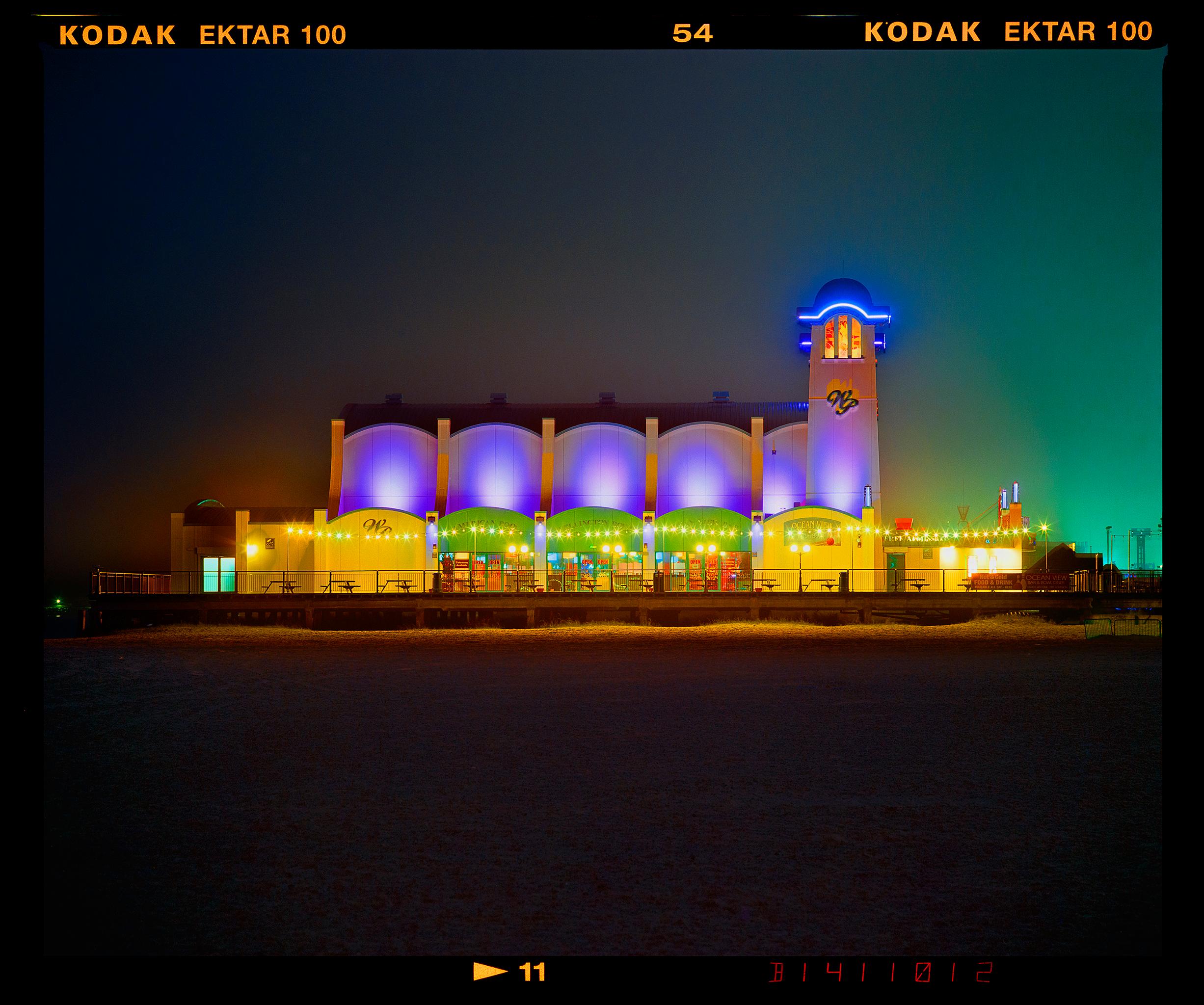 Color Photograph di Richard Heeps - Vista sull'oceano, Norfolk - Fotografia a colori di architettura marittima