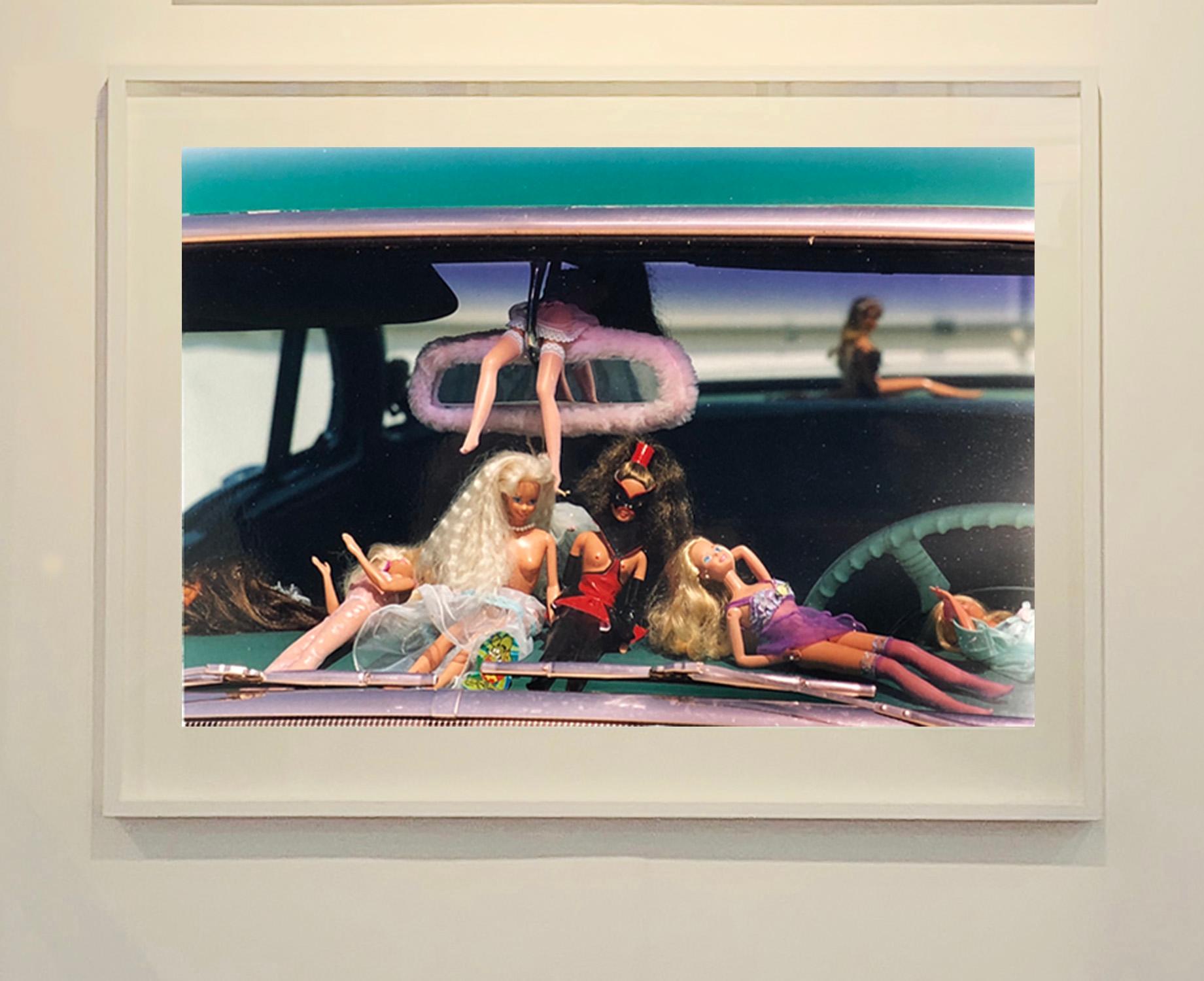 Oldsmobile & Sinful Barbie's, Las Vegas – Zeitgenössische Farbfotografie (Schwarz), Color Photograph, von Richard Heeps