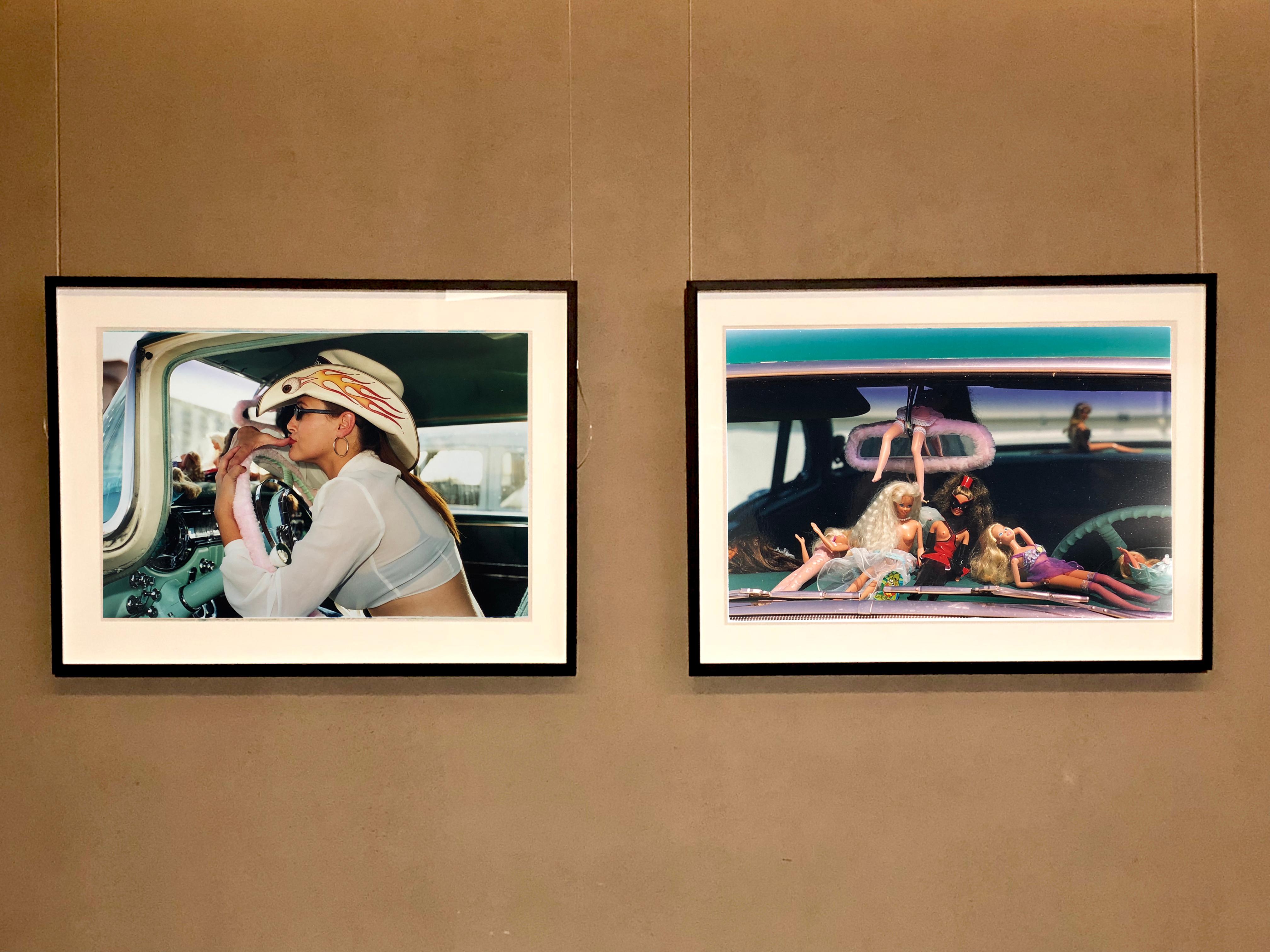 Oldsmobile & Sinful Barbie's, Las Vegas - Photographie couleur contemporaine en vente 1
