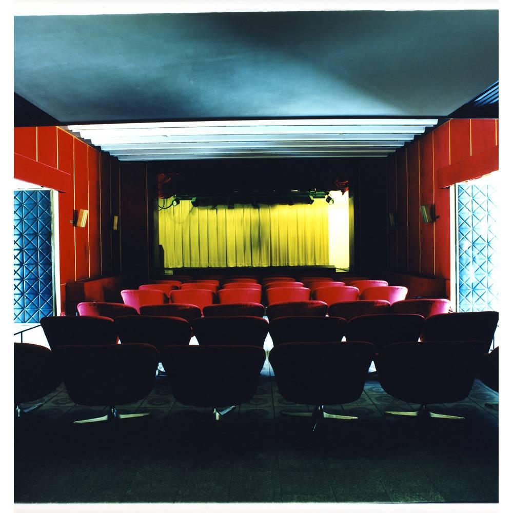 Richard Heeps Color Photograph – Palace Cinema Theatre (Square), Ho Chi Minh City – Inneneinrichtung, Farbe, Fotografie 