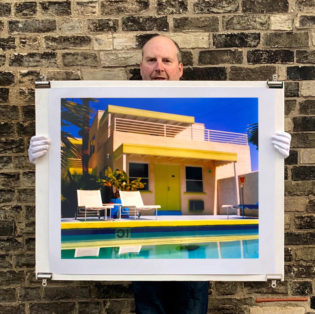 Palm Springs Pool Side I, California - Fotografia a colori di architettura americana - Landscape Photograph Grigio di Richard Heeps