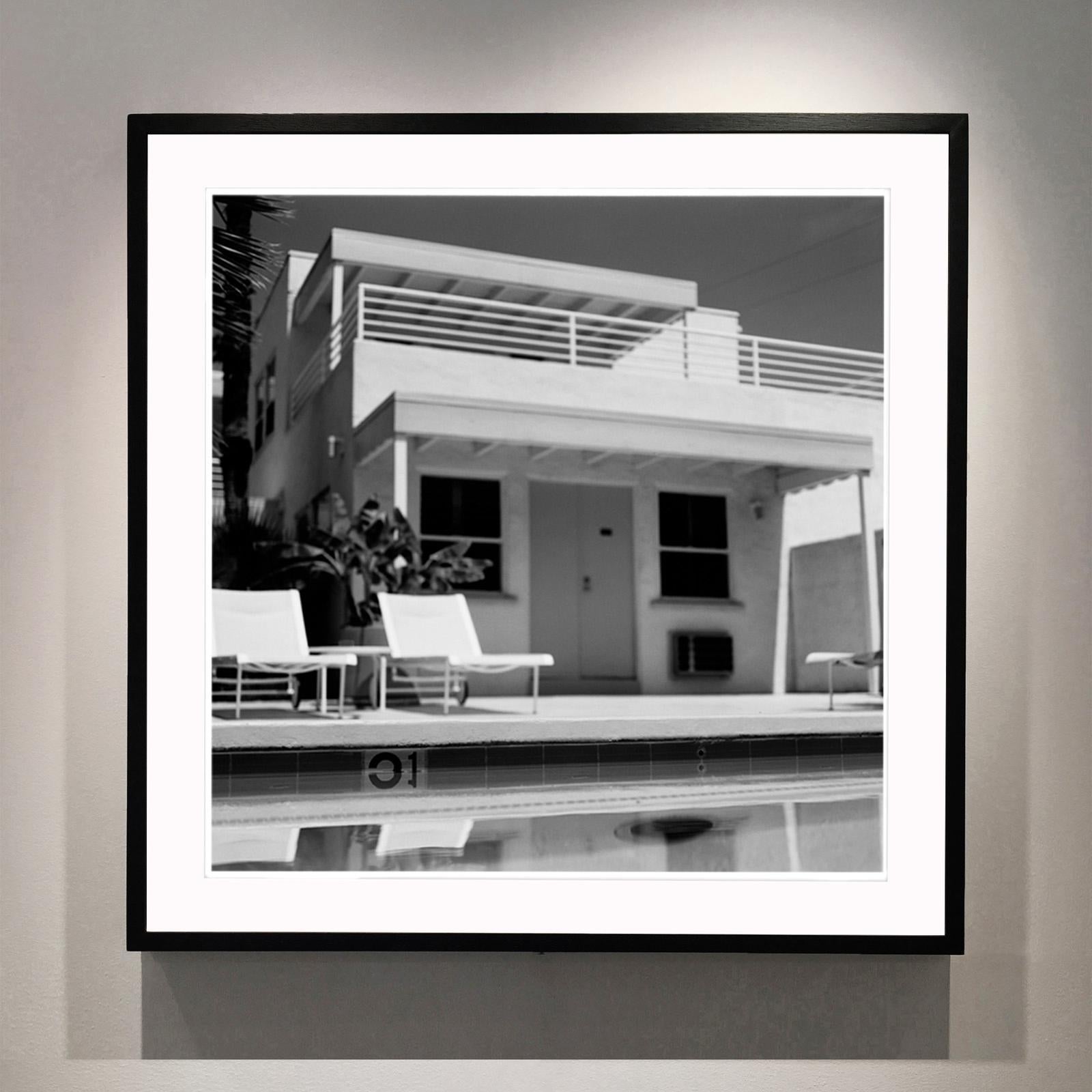 Palm Springs Poolside, Kalifornien – amerikanische quadratische Fotografie in Schwarz und Weiß – Photograph von Richard Heeps