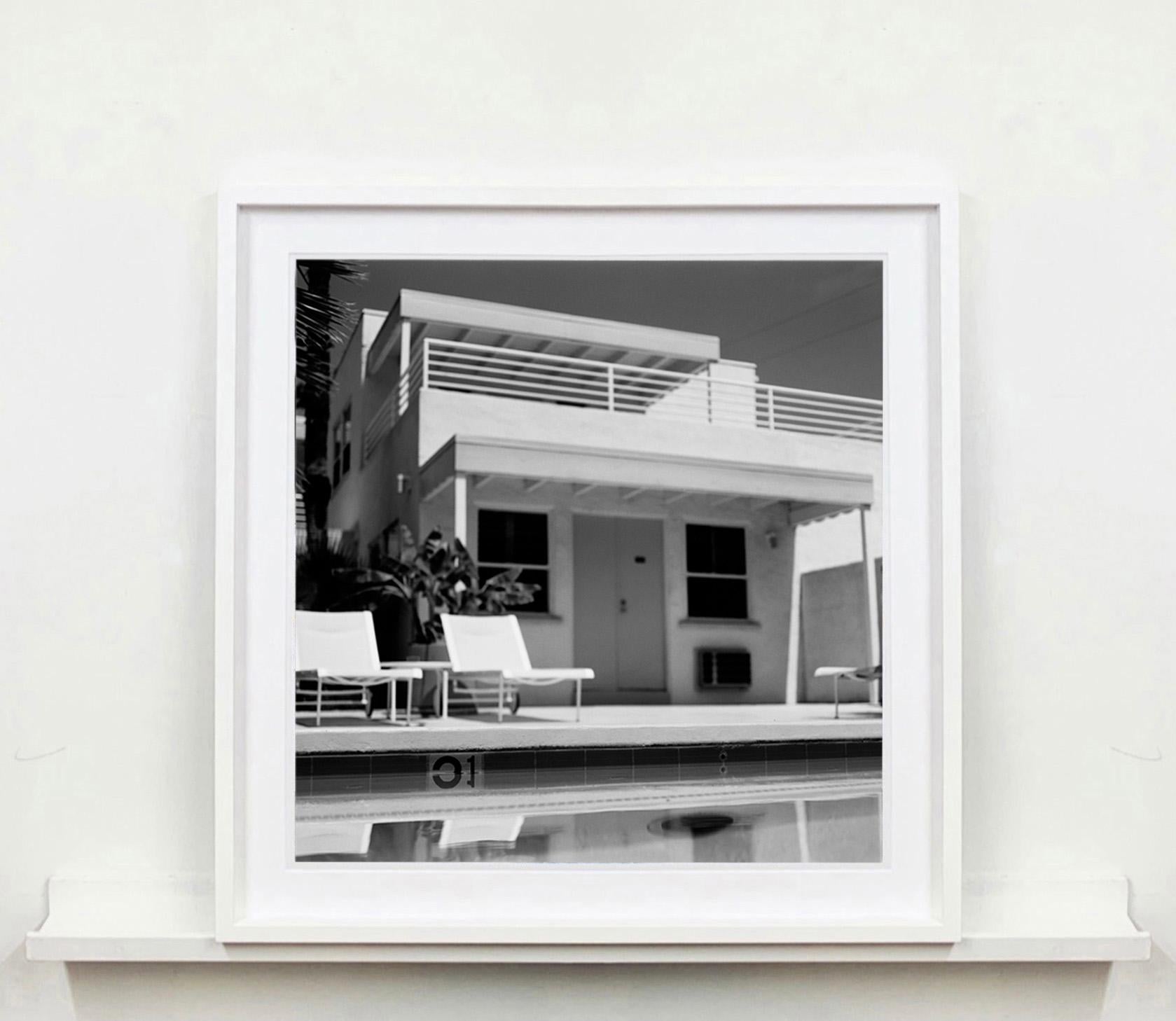 Palm Springs Poolside, Kalifornien – amerikanische quadratische Fotografie in Schwarz und Weiß (Zeitgenössisch), Photograph, von Richard Heeps