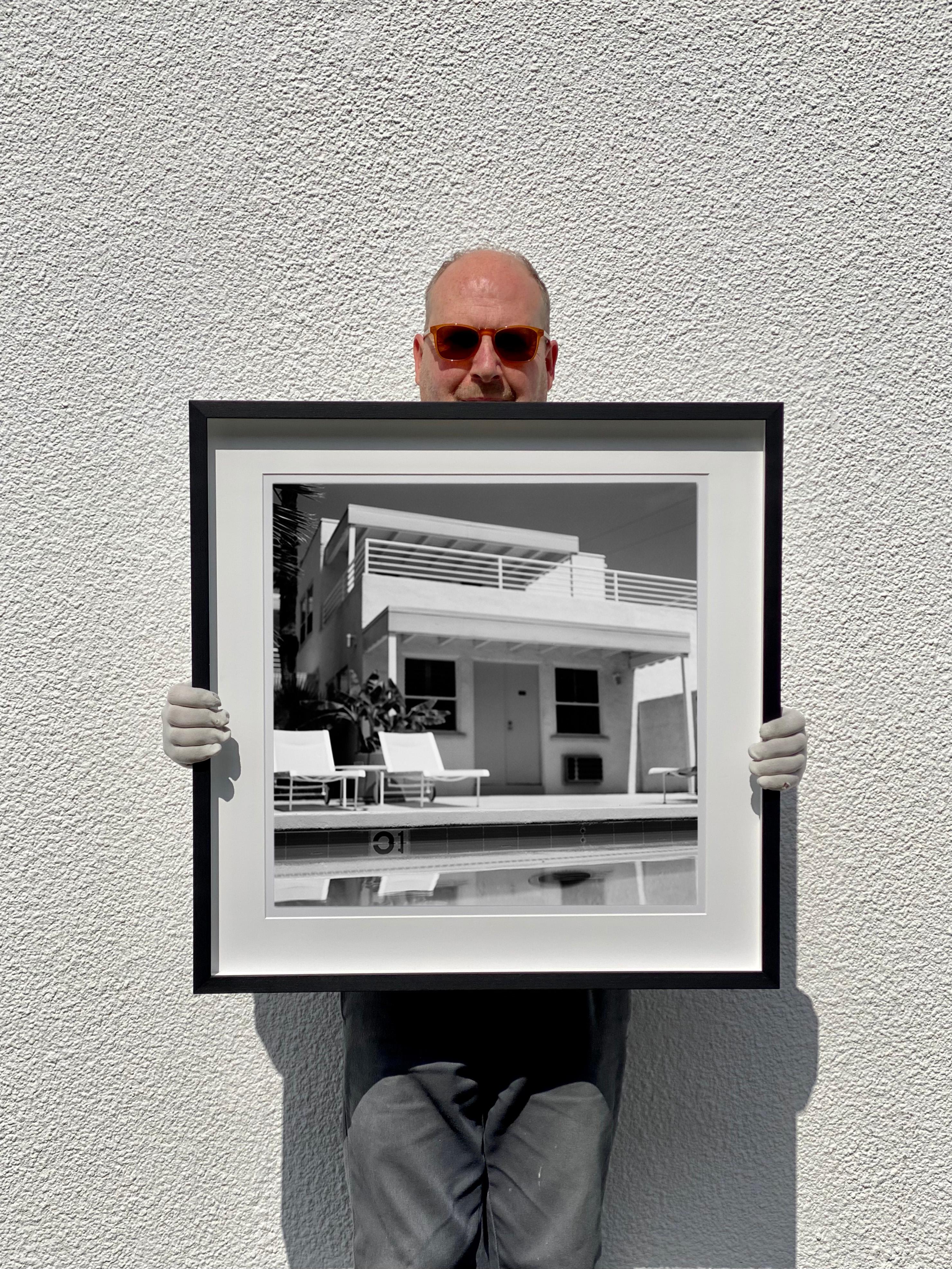 Palm Springs Poolside, Kalifornien – amerikanische quadratische Fotografie in Schwarz und Weiß (Grau), Still-Life Photograph, von Richard Heeps