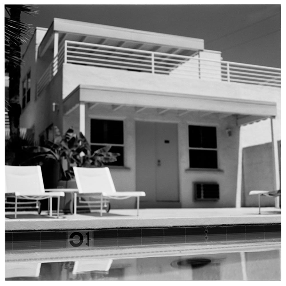 Richard Heeps Still-Life Photograph – Palm Springs Poolside, Kalifornien – amerikanische quadratische Fotografie in Schwarz und Weiß