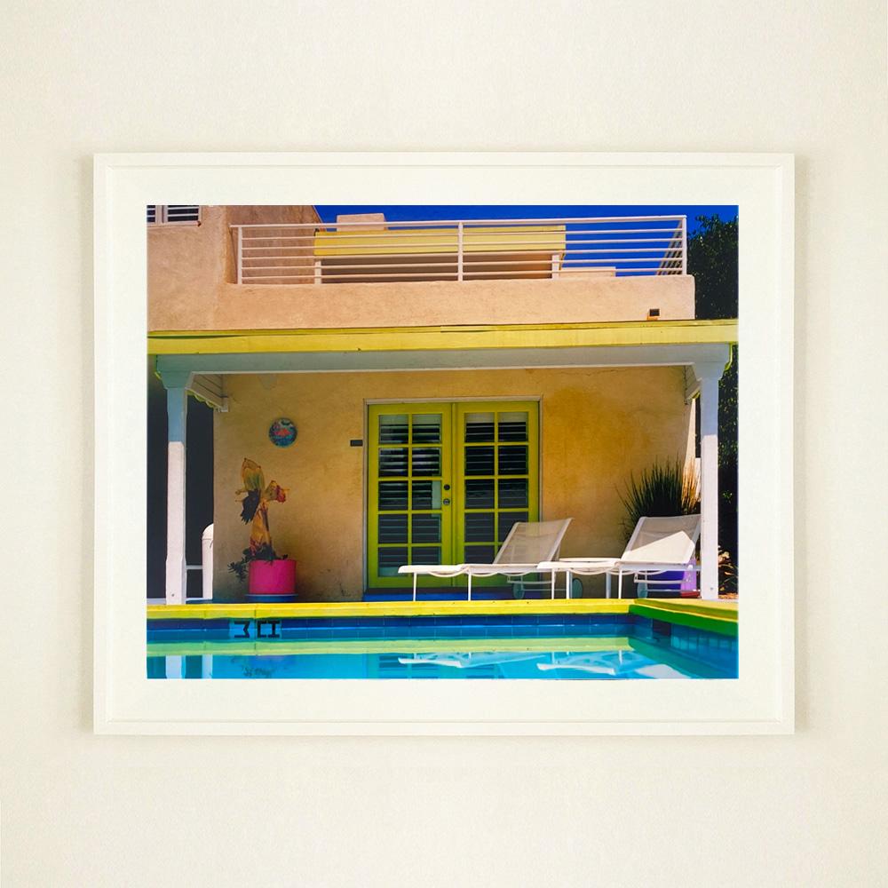 Palm Springs Poolside II, Ballantines Movie Colony, California - Foto en color - Photograph Contemporáneo de Richard Heeps