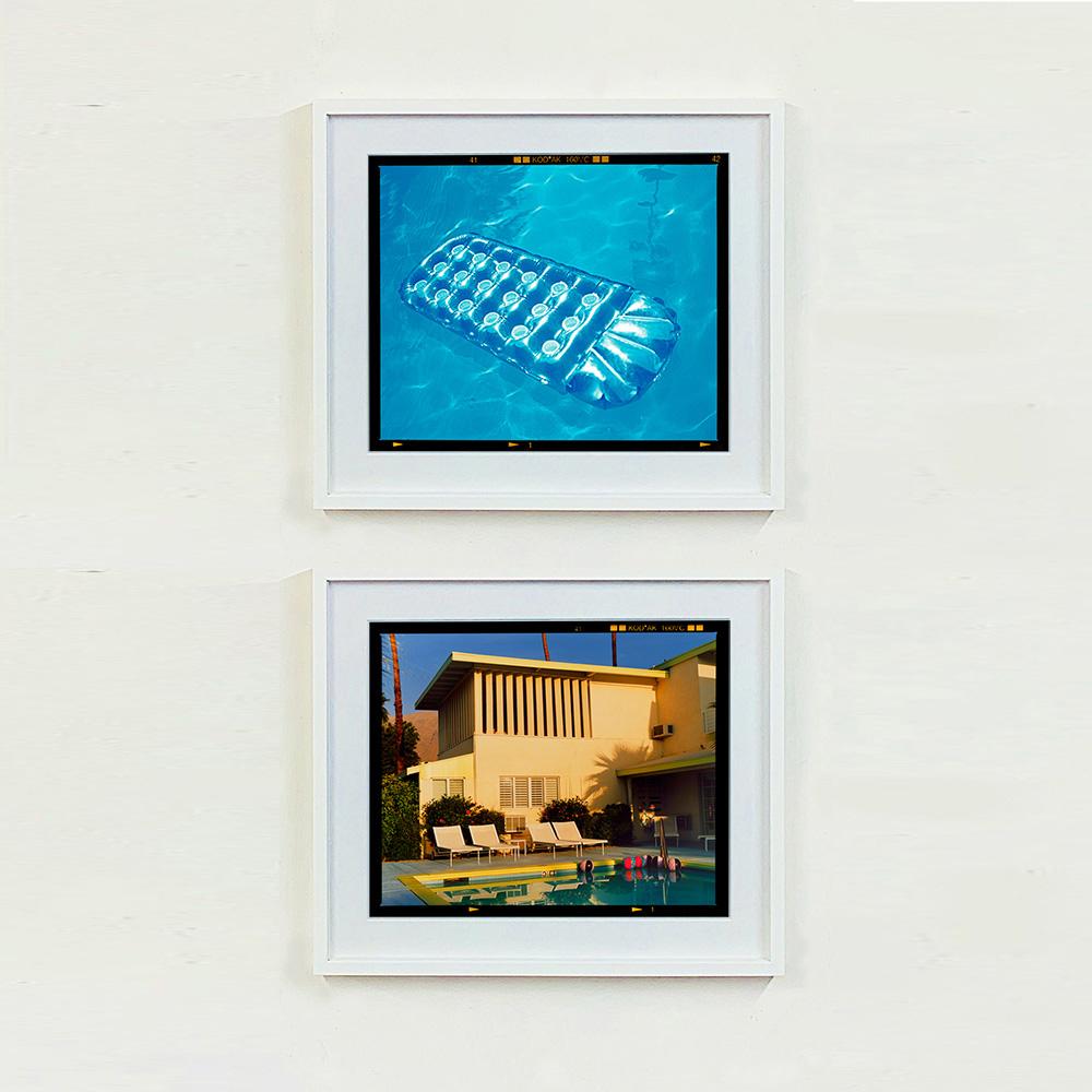Palm Springs Poolside III, Ballantines Movie Colony, Californie - Photo couleur - Noir Print par Richard Heeps